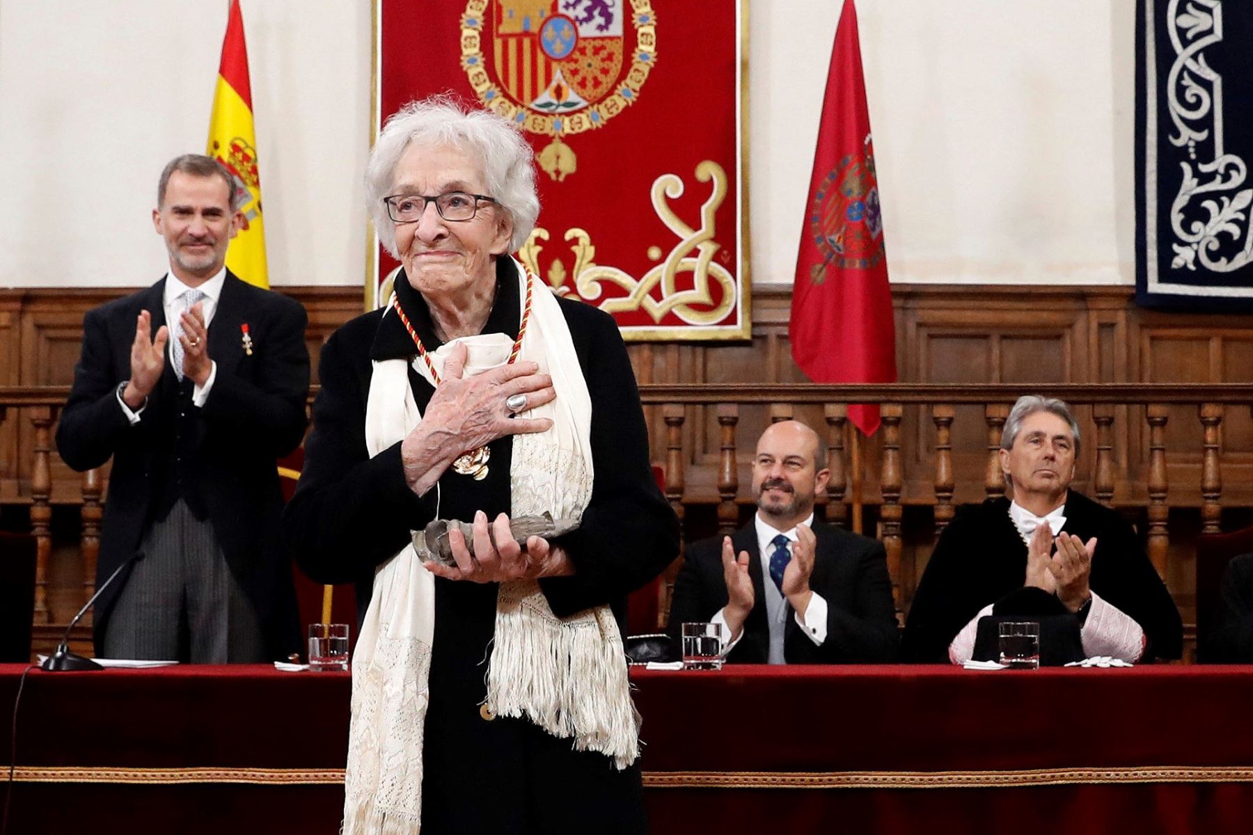 La poetisa uruguaya Ida Vitale recibe el Premio de Literatura Cervantes del Rey Felipe VI de España durante una ceremonia en la Universidad de Alcalá en Madrid el 23 de abril de 2019. (Foto de Andrés BALLESTEROS / POOL / AFP)
