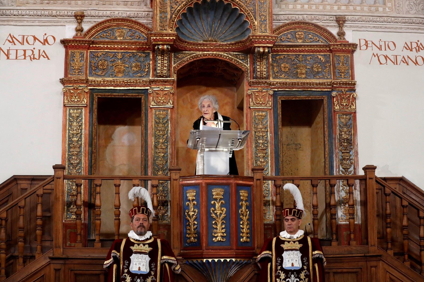 La poeta uruguaya Ida Vitale pronuncia un discurso después de recibir el Premio de Literatura Cervantes durante una ceremonia en la Universidad de Alcalá en Madrid el 23 de abril de 2019. (Foto de Andrés BALLESTEROS / POOL / AFP)