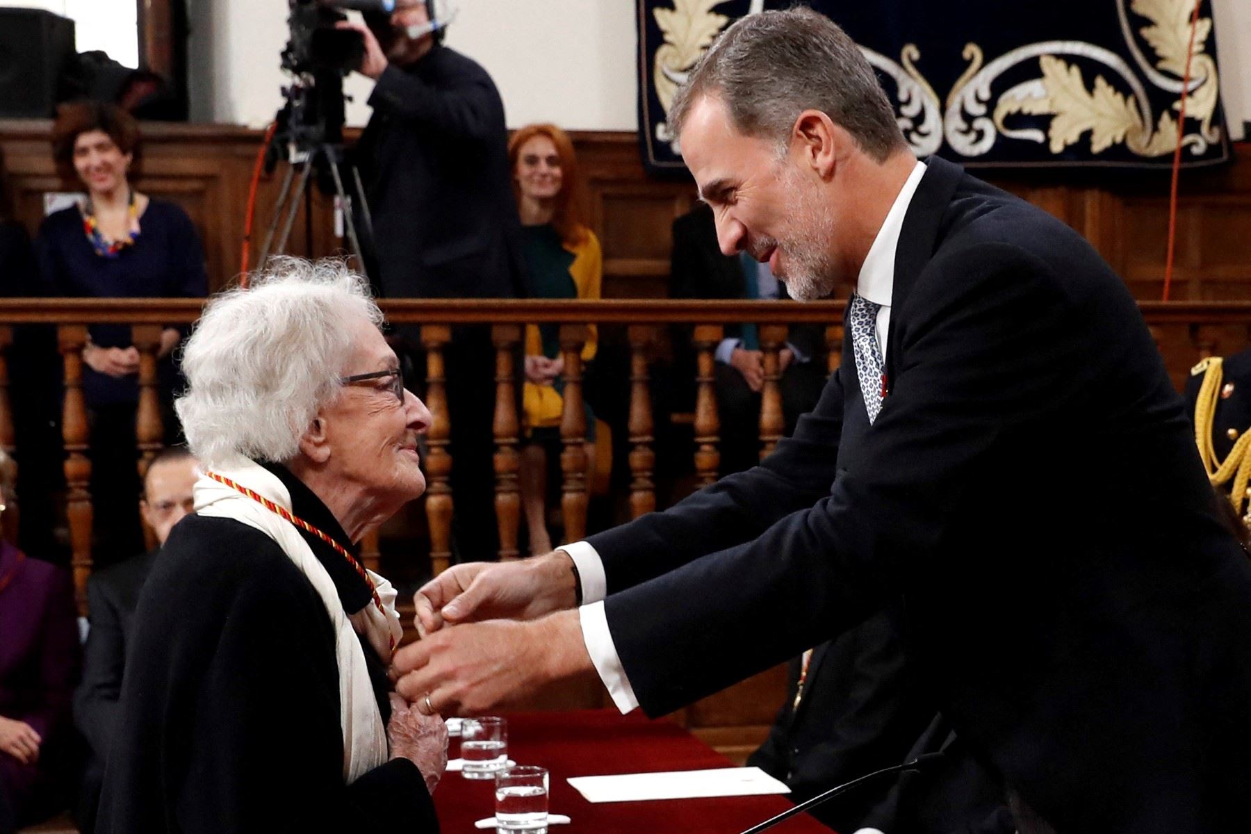 La poetisa uruguaya Ida Vitale (izqueda) recibe el Premio de Literatura Cervantes del rey Felipe VI de España durante una ceremonia en la Universidad de Alcalá de Madrid el 23 de abril de 2019. (Foto de Andrés BALLESTEROS / POOL / AFP)