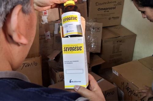 La Dirección General de Medicamentos, Insumos y Drogas (Digemid) del Ministerio de Salud (Minsa), la Policía Nacional del Perú (PNP) y el Ministerio Público incautó media tonelada de medicamentos de origen ilegal durante un operativo realizado en la galería Chichita, ubicada en la cuadra 4 de la Jirón Cañete, en Cercado de Lima.ANDINA/Difusión