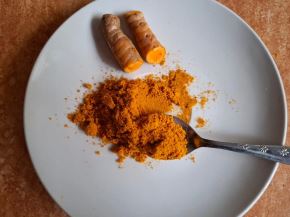 Cúrcuma (también conocida como palillo) en forma entera y en polvo. Foto: Rocío Rojas