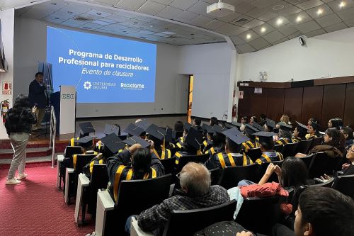 Un grupo de 39 recicladores fueron capacitados en temas de gestión de residuos, finanzas básicas, emprendimiento, para profesionalizar su labor por la Universidad de Lima y la Asociación Civil Recíclame. Foto: Cortesía.