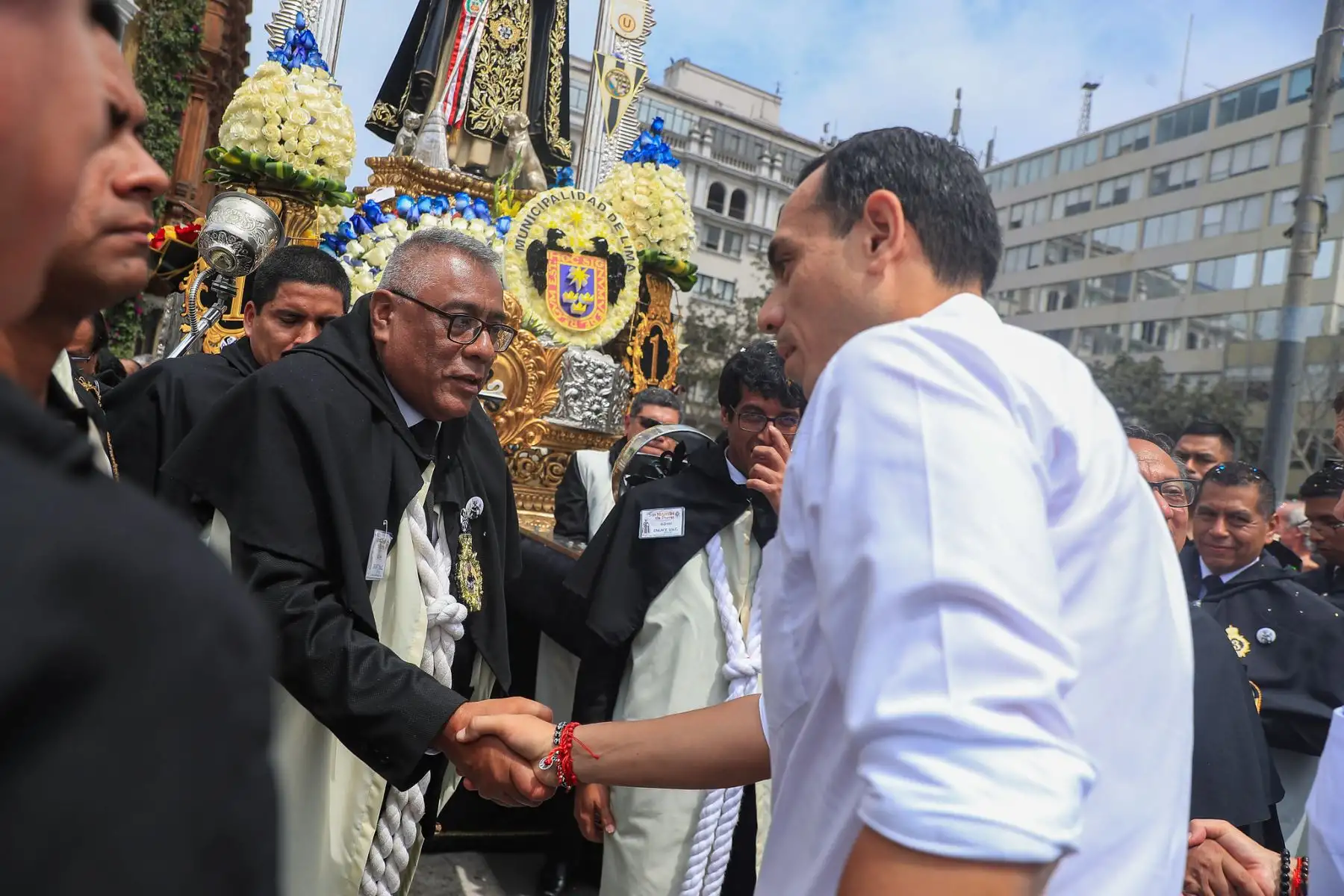 El presidente de la República, José Jerí, participó activamente en la procesión en honor a San Martín de Porres, celebrada en la Plaza de Armas de Lima. Acompañado por el jefe del Gabinete, Ernesto Álvarez, el ministro de Defensa, César Díaz, y el alcalde de Lima, Renzo Reggiardo, el mandatario se sumó al homenaje y cargó las andas del santo afroperuano más venerado del país.  Foto: ANDINA/Prensa Presidencia