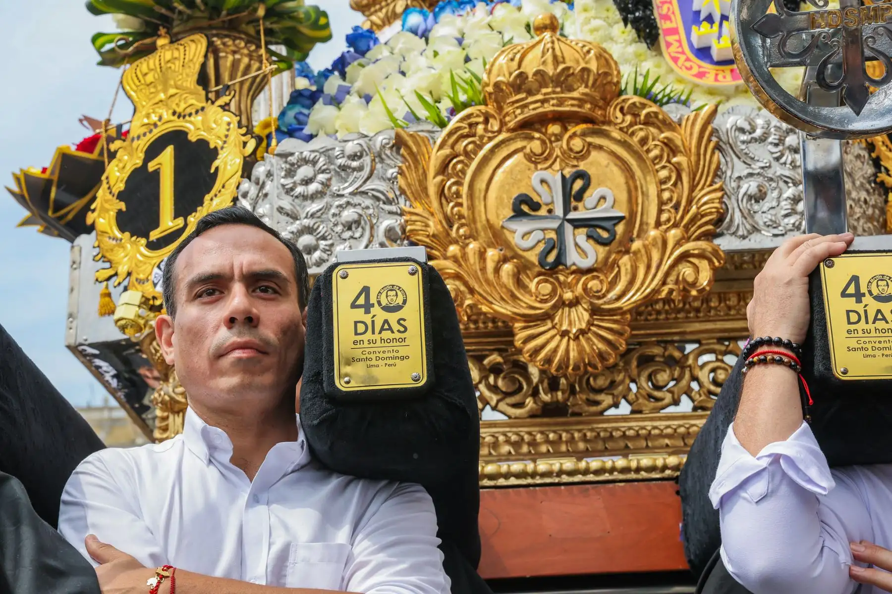 El presidente de la República, José Jerí, participó activamente en la procesión en honor a San Martín de Porres, celebrada en la Plaza de Armas de Lima. Acompañado por el jefe del Gabinete, Ernesto Álvarez, el ministro de Defensa, César Díaz, y el alcalde de Lima, Renzo Reggiardo, el mandatario se sumó al homenaje y cargó las andas del santo afroperuano más venerado del país.  Foto: ANDINA/Prensa Presidencia