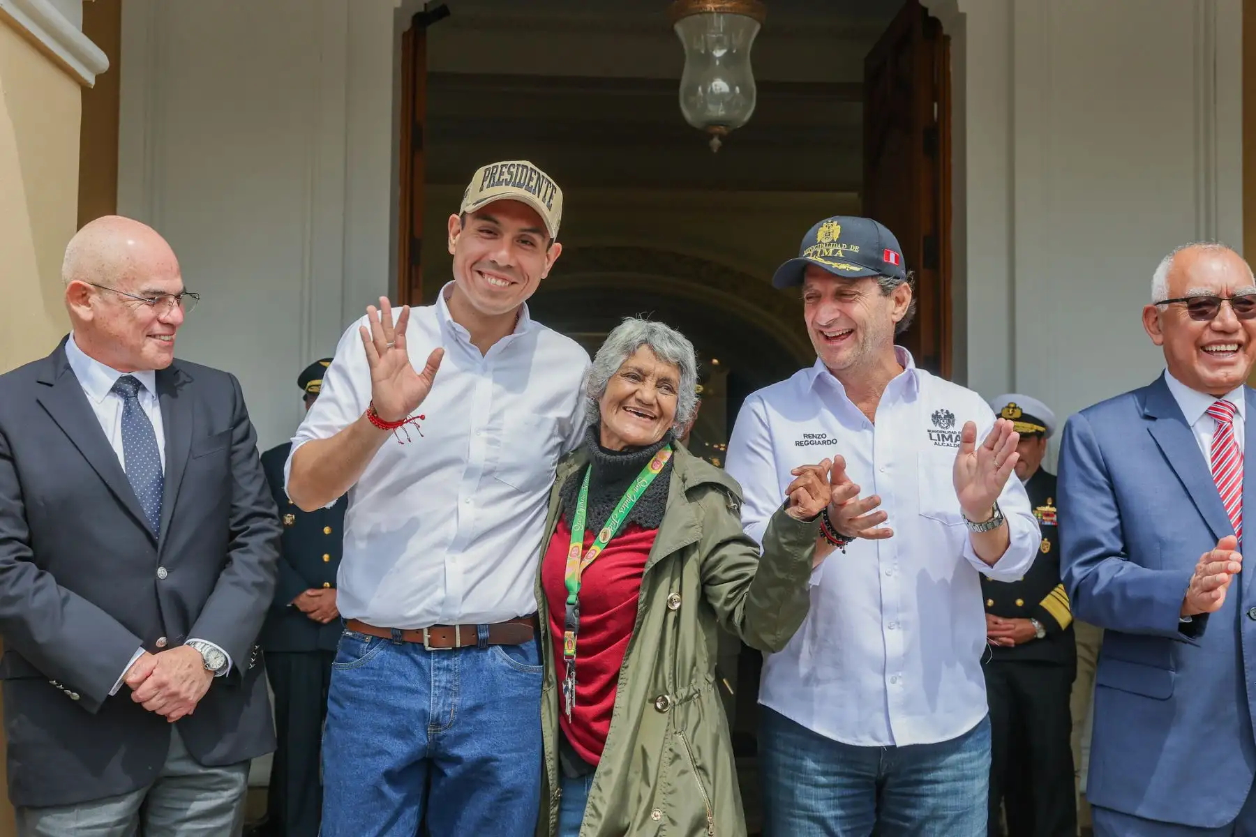El presidente de la República, José Jerí, participó activamente en la procesión en honor a San Martín de Porres, celebrada en la Plaza de Armas de Lima. Acompañado por el jefe del Gabinete, Ernesto Álvarez, el ministro de Defensa, César Díaz, y el alcalde de Lima, Renzo Reggiardo, el mandatario se sumó al homenaje y cargó las andas del santo afroperuano más venerado del país.  Foto: ANDINA/Prensa Presidencia