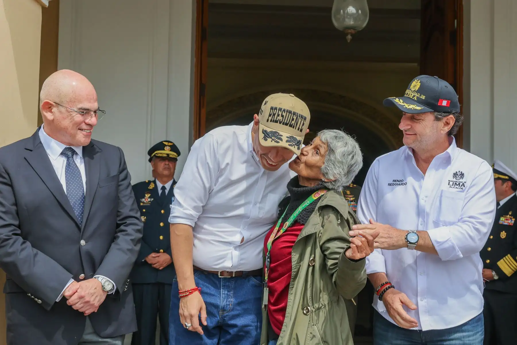 El presidente de la República, José Jerí, participó activamente en la procesión en honor a San Martín de Porres, celebrada en la Plaza de Armas de Lima. Acompañado por el jefe del Gabinete, Ernesto Álvarez, el ministro de Defensa, César Díaz, y el alcalde de Lima, Renzo Reggiardo, el mandatario se sumó al homenaje y cargó las andas del santo afroperuano más venerado del país.  Foto: ANDINA/Prensa Presidencia