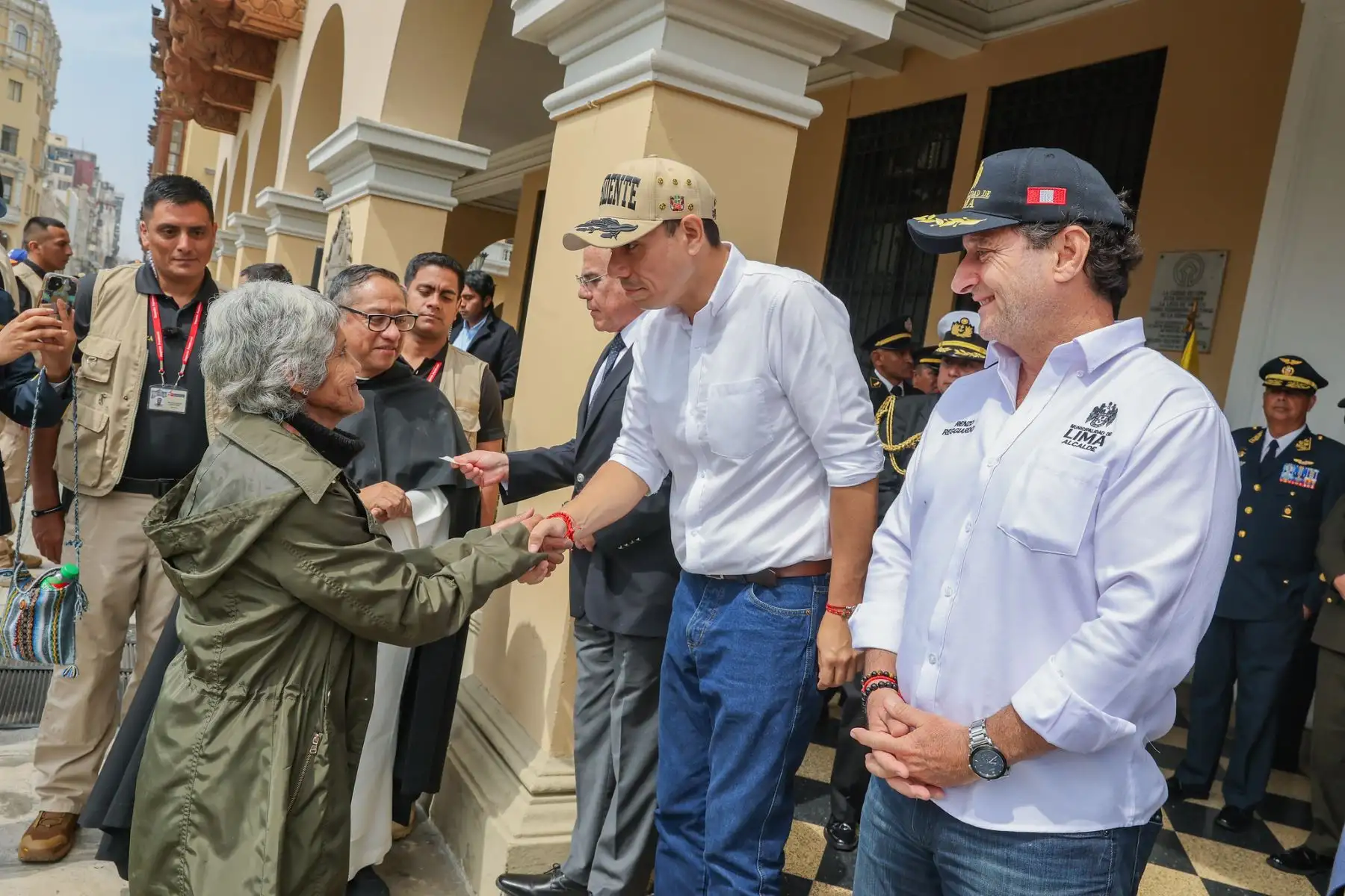 El presidente de la República, José Jerí, participó activamente en la procesión en honor a San Martín de Porres, celebrada en la Plaza de Armas de Lima. Acompañado por el jefe del Gabinete, Ernesto Álvarez, el ministro de Defensa, César Díaz, y el alcalde de Lima, Renzo Reggiardo, el mandatario se sumó al homenaje y cargó las andas del santo afroperuano más venerado del país.  Foto: ANDINA/Prensa Presidencia