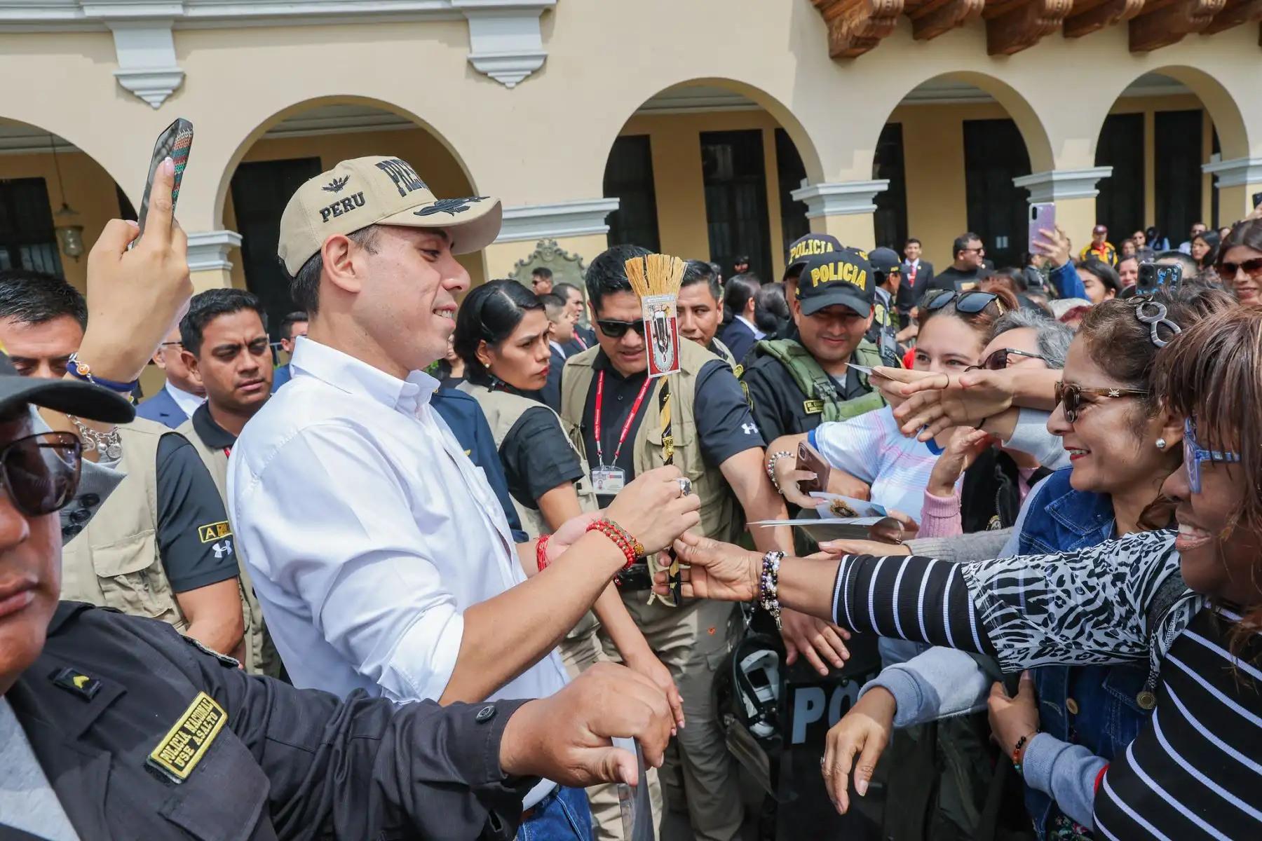 El presidente de la República, José Jerí, participó activamente en la procesión en honor a San Martín de Porres, celebrada en la Plaza de Armas de Lima. Acompañado por el jefe del Gabinete, Ernesto Álvarez, el ministro de Defensa, César Díaz, y el alcalde de Lima, Renzo Reggiardo, el mandatario se sumó al homenaje y cargó las andas del santo afroperuano más venerado del país.  Foto: ANDINA/Prensa Presidencia
