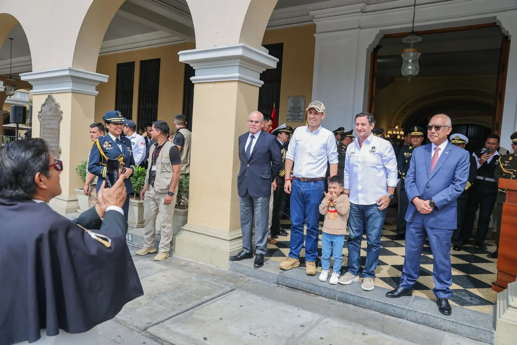 El presidente de la República, José Jerí, participó activamente en la procesión en honor a San Martín de Porres, celebrada en la Plaza de Armas de Lima. Acompañado por el jefe del Gabinete, Ernesto Álvarez, el ministro de Defensa, César Díaz, y el alcalde de Lima, Renzo Reggiardo, el mandatario se sumó al homenaje y cargó las andas del santo afroperuano más venerado del país.  Foto: ANDINA/Prensa Presidencia