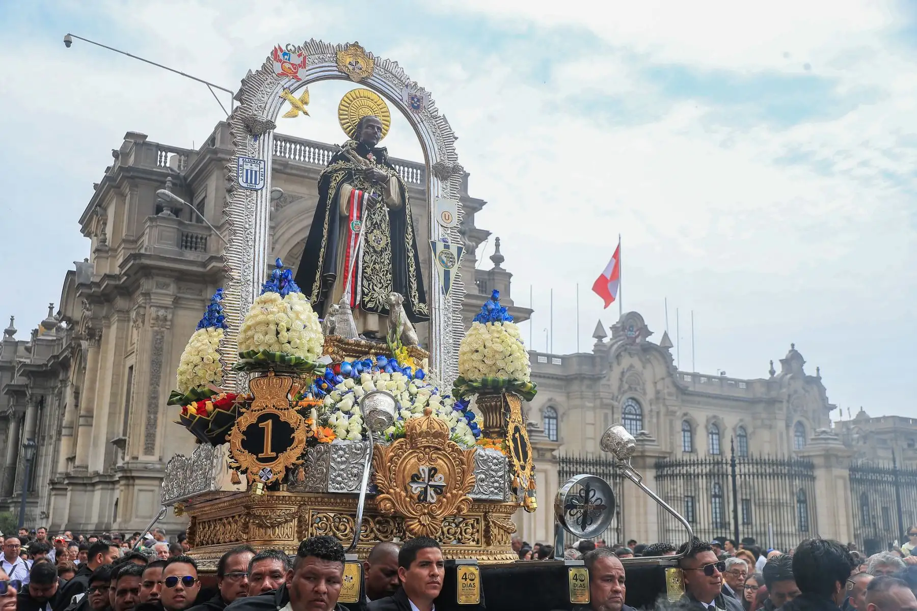 El presidente de la República, José Jerí, participó activamente en la procesión en honor a San Martín de Porres, celebrada en la Plaza de Armas de Lima. Acompañado por el jefe del Gabinete, Ernesto Álvarez, el ministro de Defensa, César Díaz, y el alcalde de Lima, Renzo Reggiardo, el mandatario se sumó al homenaje y cargó las andas del santo afroperuano más venerado del país.  Foto: ANDINA/Prensa Presidencia