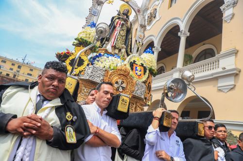 Presidente José Jerí carga andas de San Martín de Porres durante homenaje en la Plaza de Armas