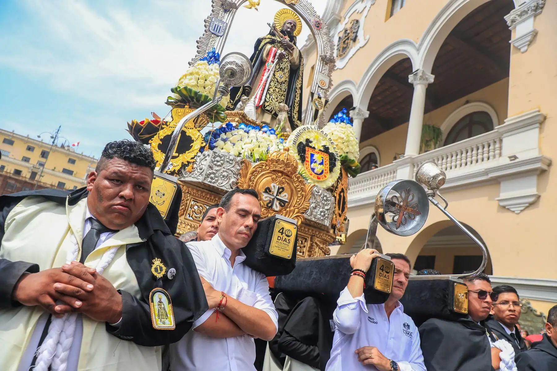 El presidente de la República, José Jerí, participó activamente en la procesión en honor a San Martín de Porres, celebrada en la Plaza de Armas de Lima. Acompañado por el jefe del Gabinete, Ernesto Álvarez, el ministro de Defensa, César Díaz, y el alcalde de Lima, Renzo Reggiardo, el mandatario se sumó al homenaje y cargó las andas del santo afroperuano más venerado del país.  Foto: ANDINA/Prensa Presidencia