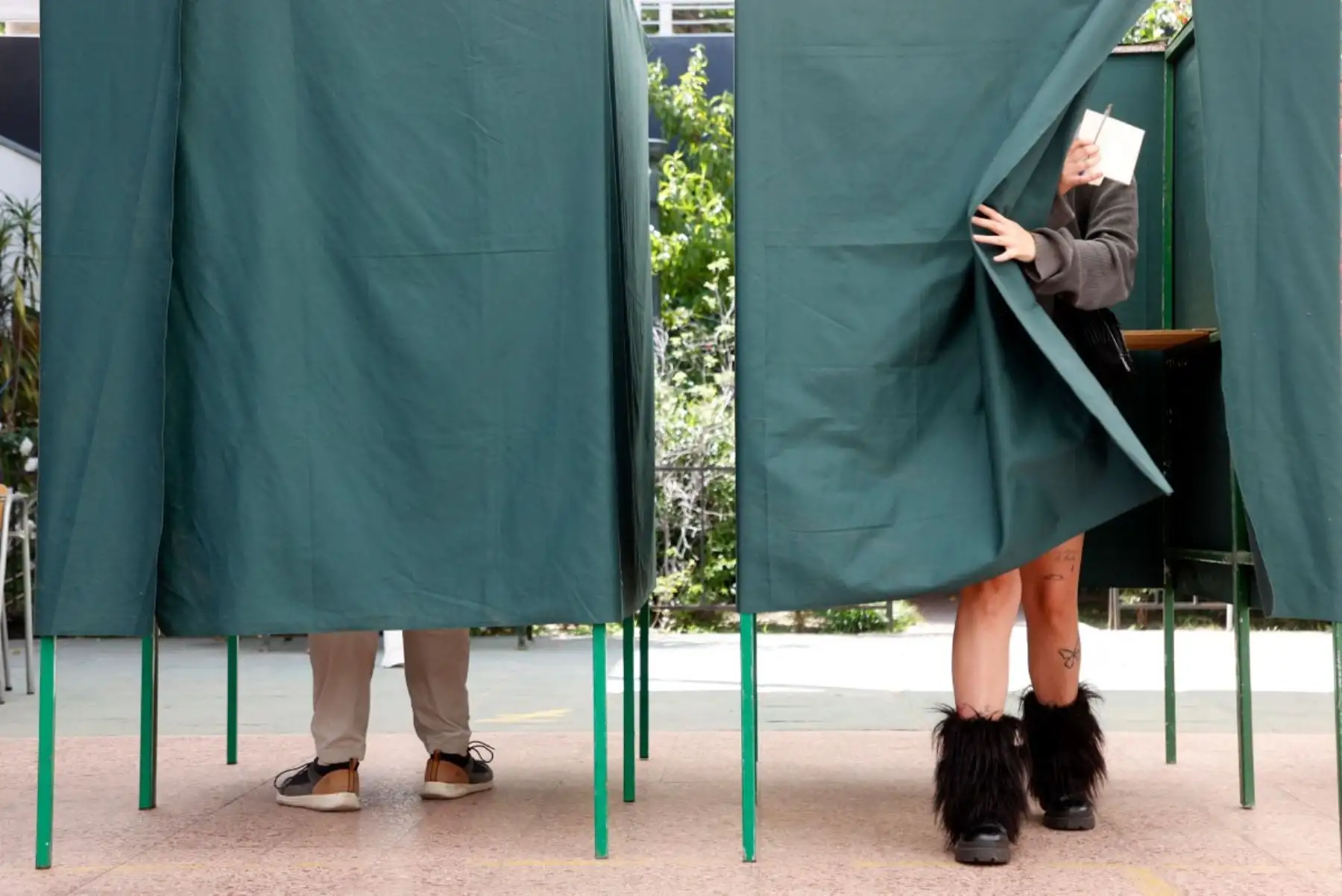 Chile vota este domingo en unas elecciones presidenciales marcadas por la preocupación ciudadana frente al incremento del crimen y la inseguridad, que muchos asocian con la migración irregular. Más de 15,6 millones de electores están convocados a las urnas en una jornada de voto obligatorio, que también renovará la Cámara de Diputados y la mitad del Senado. El proceso se desarrollará entre las 08:00 y 18:00 horas, con amplia expectativa de participación y un posible balotaje en diciembre. Foto: AFP