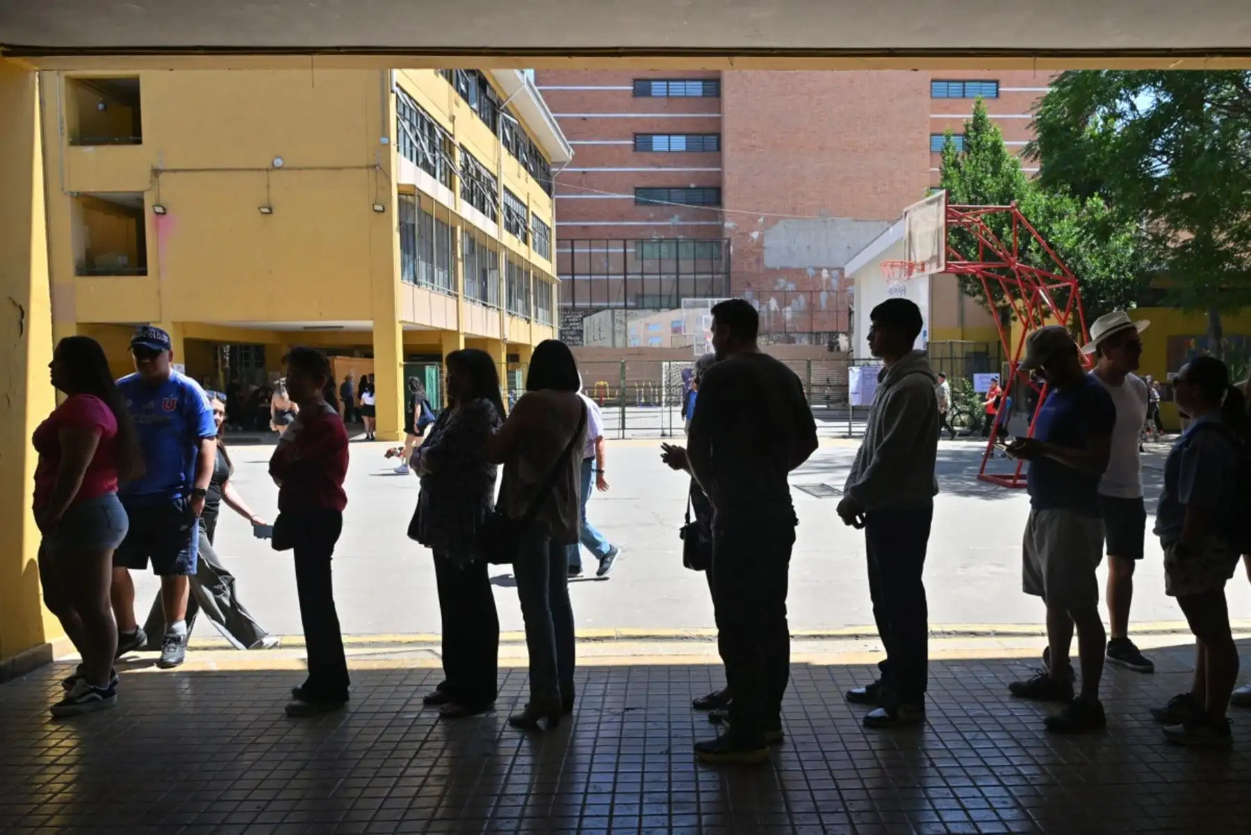 Chile vota este domingo en unas elecciones presidenciales marcadas por la preocupación ciudadana frente al incremento del crimen y la inseguridad, que muchos asocian con la migración irregular. Más de 15,6 millones de electores están convocados a las urnas en una jornada de voto obligatorio, que también renovará la Cámara de Diputados y la mitad del Senado. El proceso se desarrollará entre las 08:00 y 18:00 horas, con amplia expectativa de participación y un posible balotaje en diciembre. Foto: AFP