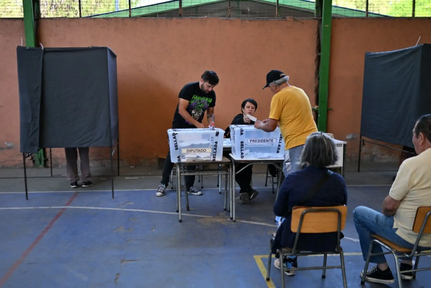 Chile vota este domingo en unas elecciones presidenciales marcadas por la preocupación ciudadana frente al incremento del crimen y la inseguridad, que muchos asocian con la migración irregular. Más de 15,6 millones de electores están convocados a las urnas en una jornada de voto obligatorio, que también renovará la Cámara de Diputados y la mitad del Senado. El proceso se desarrollará entre las 08:00 y 18:00 horas, con amplia expectativa de participación y un posible balotaje en diciembre. Foto: AFP