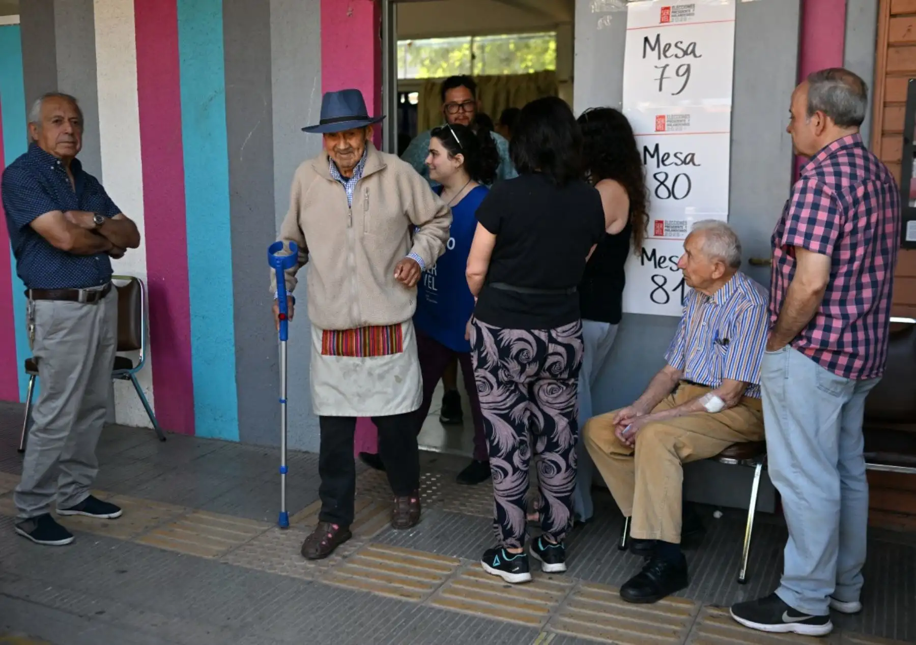 Chile vota este domingo en unas elecciones presidenciales marcadas por la preocupación ciudadana frente al incremento del crimen y la inseguridad, que muchos asocian con la migración irregular. Más de 15,6 millones de electores están convocados a las urnas en una jornada de voto obligatorio, que también renovará la Cámara de Diputados y la mitad del Senado. El proceso se desarrollará entre las 08:00 y 18:00 horas, con amplia expectativa de participación y un posible balotaje en diciembre. Foto: AFP