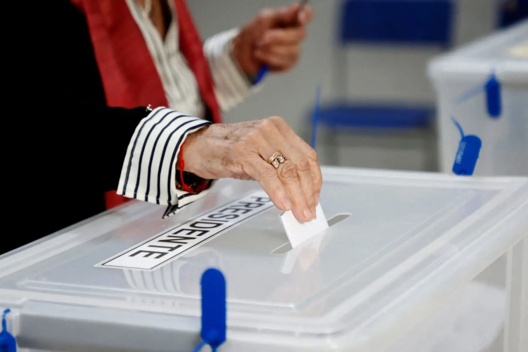 Chile vota este domingo en unas elecciones presidenciales marcadas por la preocupación ciudadana frente al incremento del crimen y la inseguridad, que muchos asocian con la migración irregular. Más de 15,6 millones de electores están convocados a las urnas en una jornada de voto obligatorio, que también renovará la Cámara de Diputados y la mitad del Senado. El proceso se desarrollará entre las 08:00 y 18:00 horas, con amplia expectativa de participación y un posible balotaje en diciembre. Foto: AFP