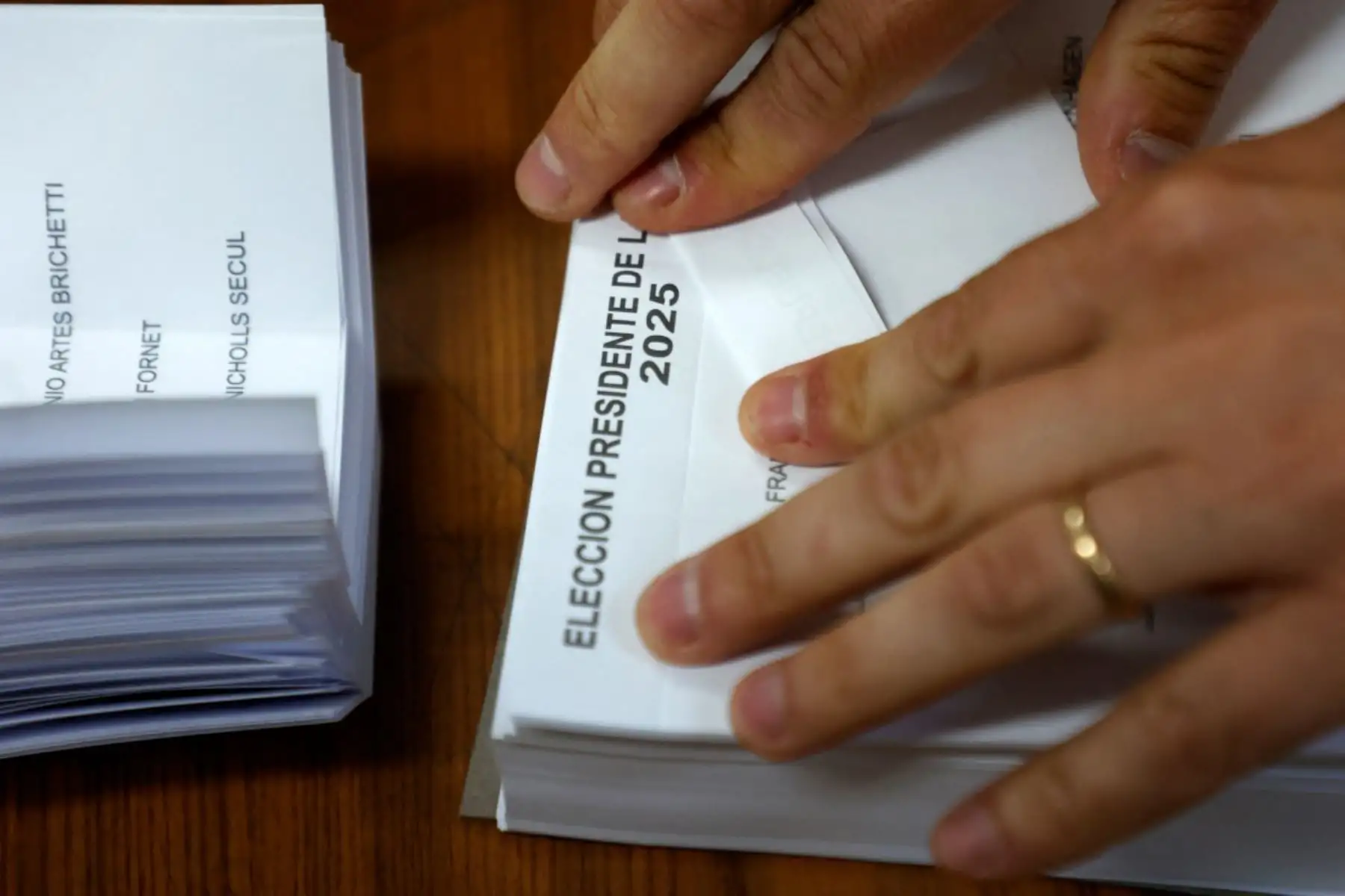 Chile vota este domingo en unas elecciones presidenciales marcadas por la preocupación ciudadana frente al incremento del crimen y la inseguridad, que muchos asocian con la migración irregular. Más de 15,6 millones de electores están convocados a las urnas en una jornada de voto obligatorio, que también renovará la Cámara de Diputados y la mitad del Senado. El proceso se desarrollará entre las 08:00 y 18:00 horas, con amplia expectativa de participación y un posible balotaje en diciembre. Foto: AFP