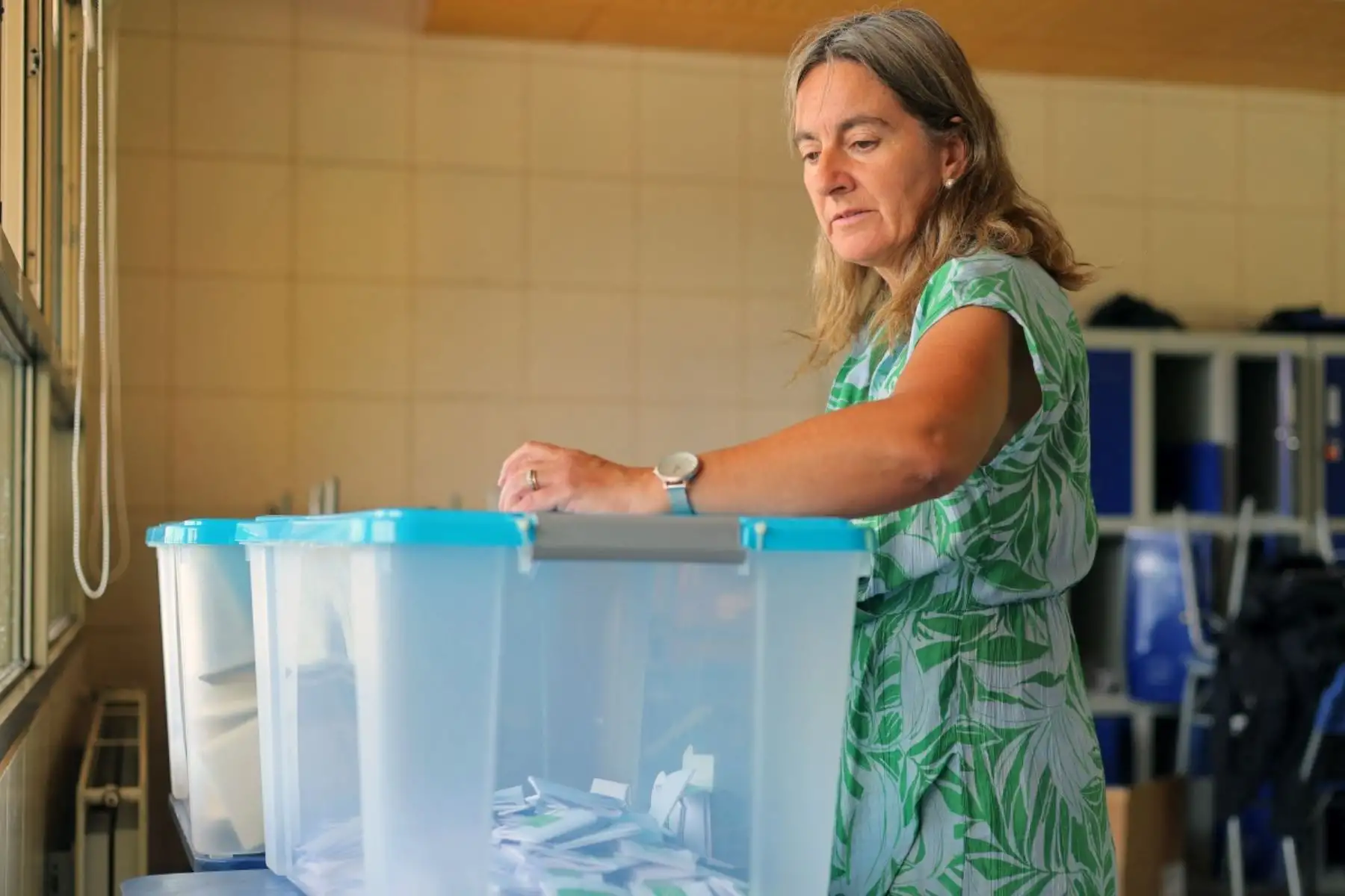 Chile vota este domingo en unas elecciones presidenciales marcadas por la preocupación ciudadana frente al incremento del crimen y la inseguridad, que muchos asocian con la migración irregular. Más de 15,6 millones de electores están convocados a las urnas en una jornada de voto obligatorio, que también renovará la Cámara de Diputados y la mitad del Senado. El proceso se desarrollará entre las 08:00 y 18:00 horas, con amplia expectativa de participación y un posible balotaje en diciembre. Foto: AFP