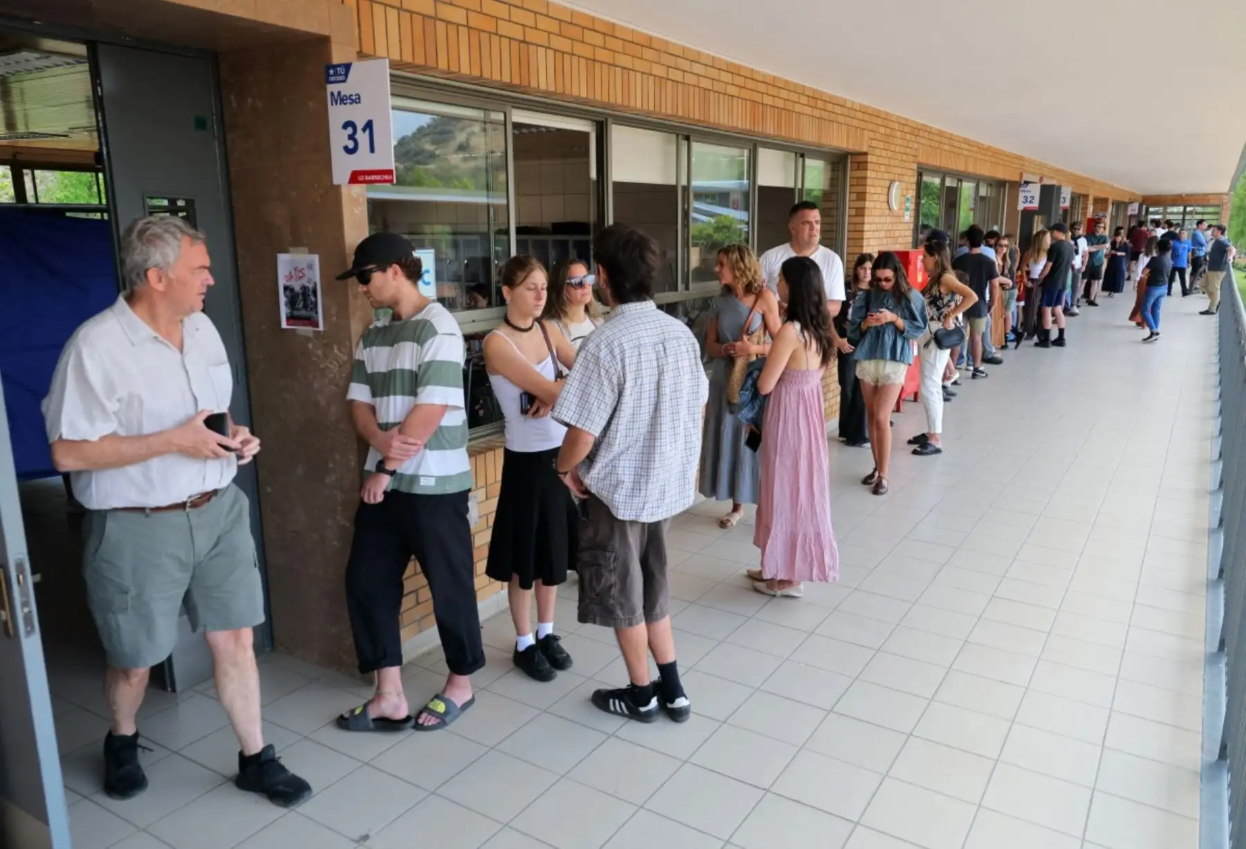 Chile vota este domingo en unas elecciones presidenciales marcadas por la preocupación ciudadana frente al incremento del crimen y la inseguridad, que muchos asocian con la migración irregular. Más de 15,6 millones de electores están convocados a las urnas en una jornada de voto obligatorio, que también renovará la Cámara de Diputados y la mitad del Senado. El proceso se desarrollará entre las 08:00 y 18:00 horas, con amplia expectativa de participación y un posible balotaje en diciembre. Foto: AFP