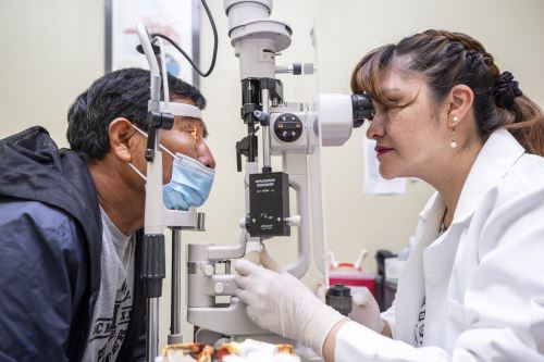 Como parte de las estrategias complementarias del plan de desembalse, EsSalud fortalece su presencia territorial y digital para garantizar una atención más cercana y eficiente. En lo que va del año. el Hospital Perú, hospital itinerante de la institución, ha realizado 60 operativos en diversas regiones, superando las 246 mil atenciones médicas, un 80 % más que el año anterior, ayudando así a reducir la carga de citas externas de los centros asistenciales.ANDINA/Difusión