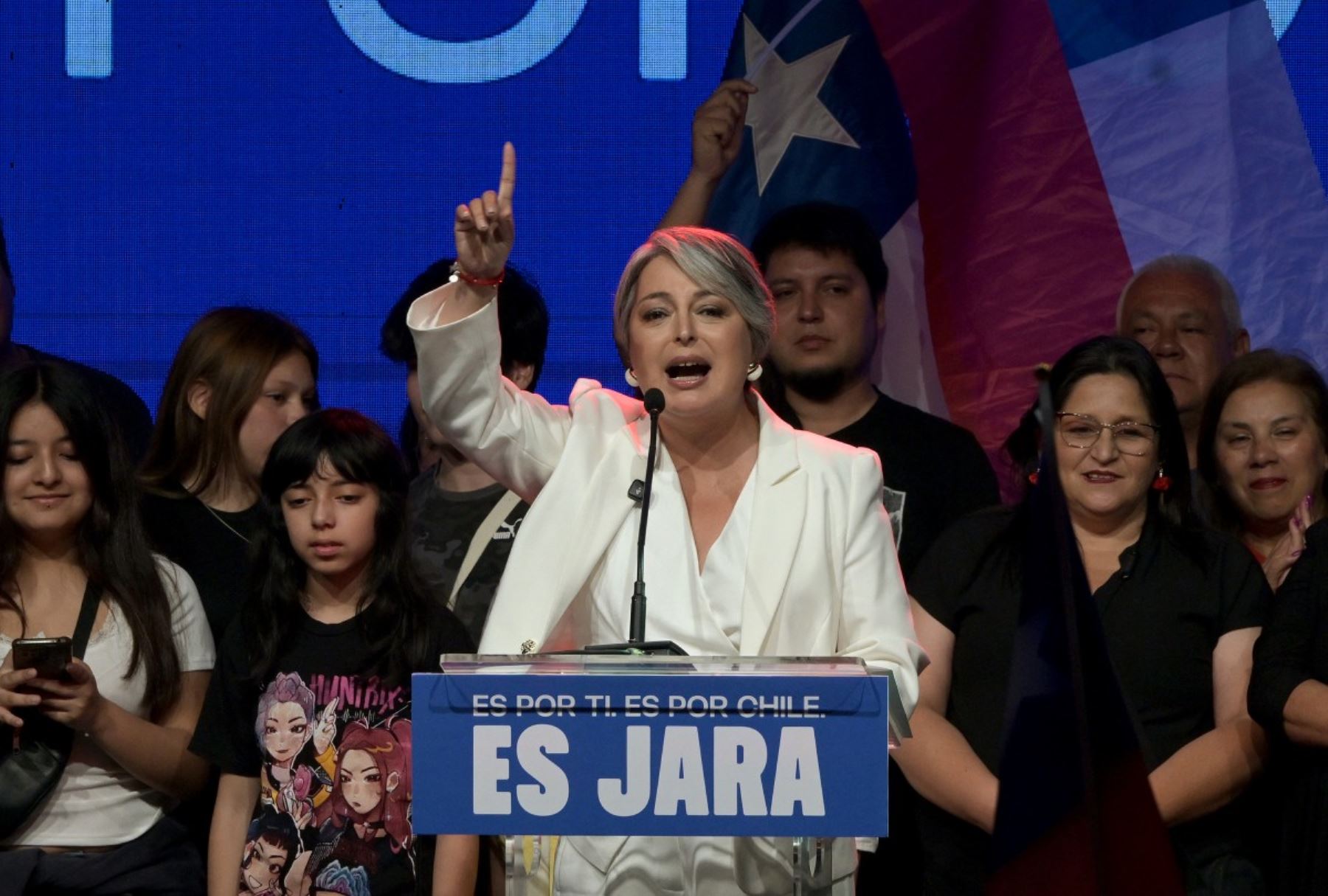 La candidata presidencial de Chile, Jeannette Jara, de la coalición Unidad por Chile, pronuncia un discurso tras los primeros resultados de la encuesta de salida de las elecciones generales, en Santiago el 16 de noviembre de 2025. (Foto de Rodrigo ARANGUA / AFP)