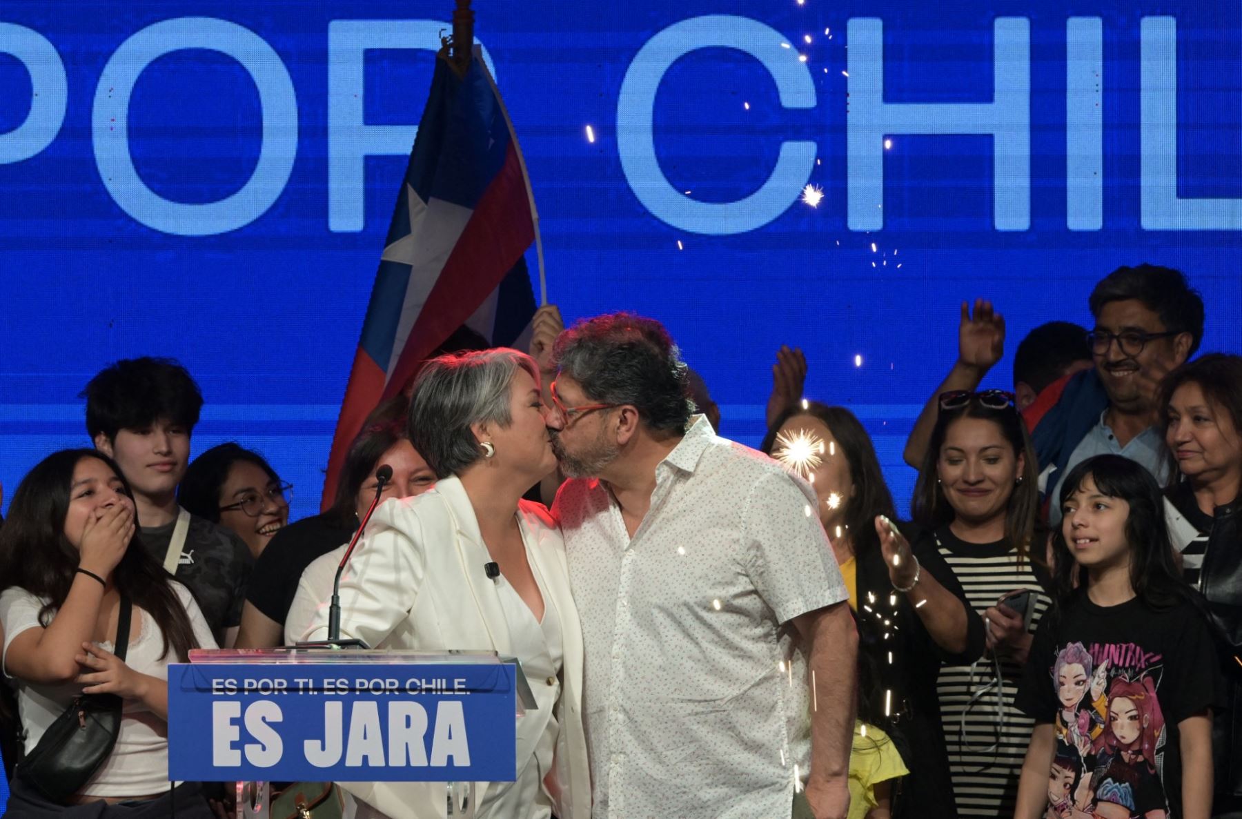La candidata presidencial de Chile, Jeannette Jara, de la coalición Unidad por Chile, besa a su pareja Claudio Rodríguez después de los primeros resultados de la encuesta de salida de las elecciones generales, en Santiago el 16 de noviembre de 2025. La ex ministra de Trabajo chilena de izquierda, Jeannette Jara, y el líder de extrema derecha, José Antonio Kast, lideraban la carrera presidencial del país el 16 de noviembre de 2025. Foto: AFP