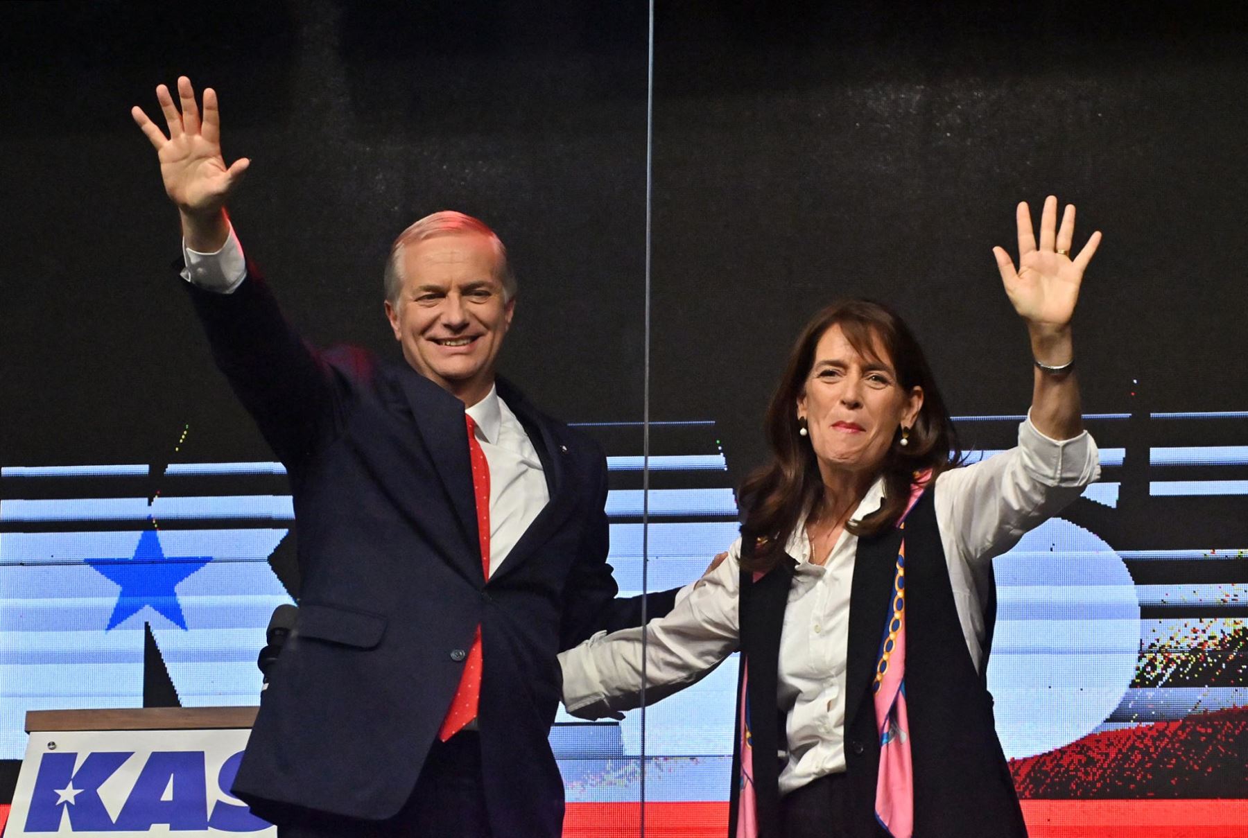 El candidato presidencial de Chile, José Antonio Kast (Ir), del Partido Republicano, y su esposa Maria Pia Adriasola (R) saludan a sus partidarios después de los primeros resultados de la encuesta de salida de las elecciones generales en Santiago el 16 de noviembre de 2025. Foto: AFP