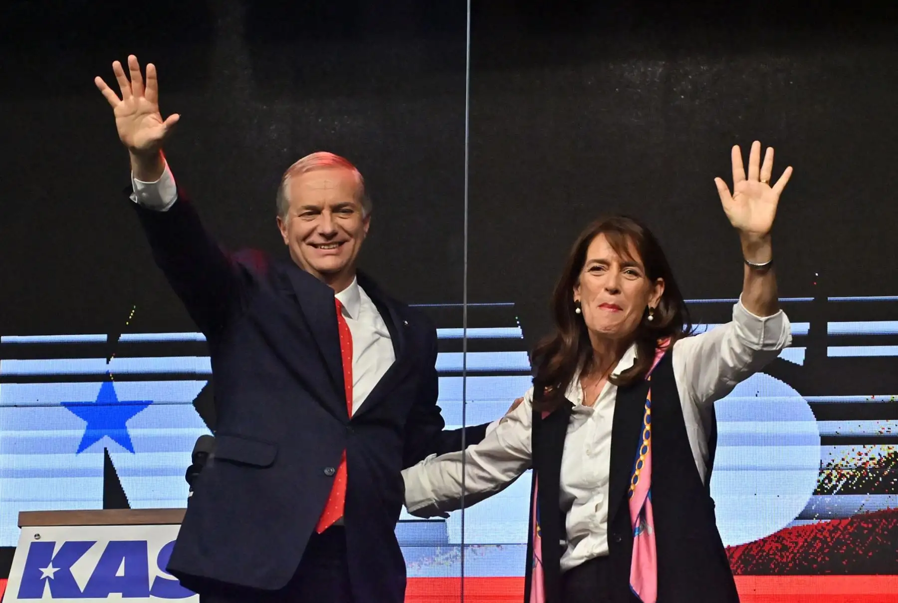 El candidato presidencial de Chile, José Antonio Kast (Ir), del Partido Republicano, y su esposa Maria Pia Adriasola (R) saludan a sus partidarios después de los primeros resultados de la encuesta de salida de las elecciones generales en Santiago el 16 de noviembre de 2025. Foto: AFP