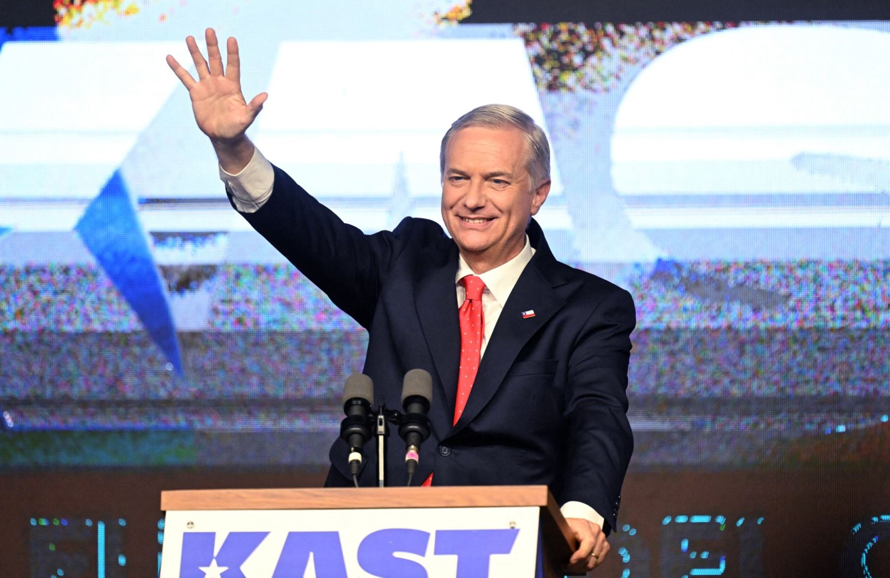 El candidato presidencial de Chile, José Antonio Kast, del Partido Republicano, saluda a los partidarios mientras pronuncia un discurso después de los primeros resultados de las elecciones generales en Santiago el 16 de noviembre de 2025. Foto: AFP