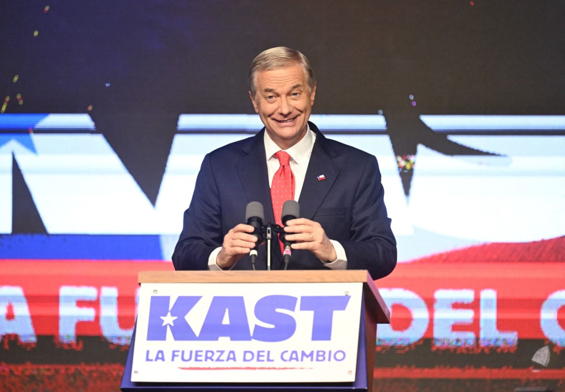 El candidato presidencial de Chile, José Antonio Kast, del partido Partido Republicano, pronuncia un discurso tras los primeros resultados de la encuesta de salida de las elecciones generales en Santiago el 16 de noviembre de 2025. La ex ministra de Trabajo de izquierda, Jeannette Jara, y el líder de extrema derecha, José Antonio Kast, lideraban la carrera presidencial del país el 16 de noviembre de 2025. Foto: AFP