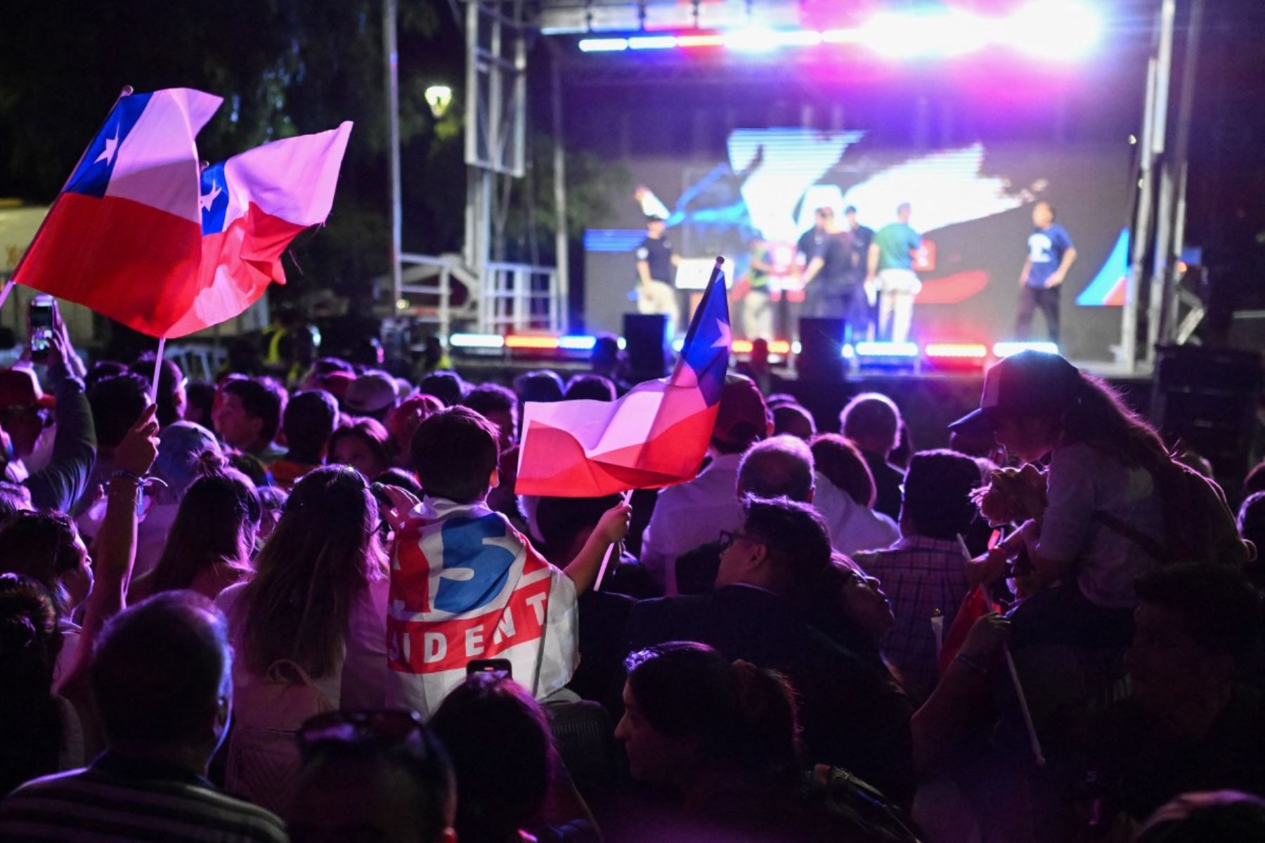 Los partidarios del candidato presidencial de Chile, José Antonio Kast, del Partido Republicano, esperan un discurso después de los primeros resultados de las elecciones generales en Santiago el 16 de noviembre de 2025. (Foto de Marvin RECINOS / AFP)
