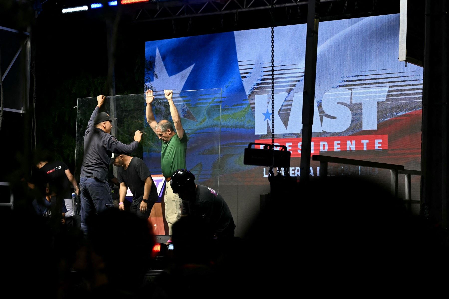 Miembros del personal instalaron un vidrio protector antes del discurso del candidato presidencial de Chile, José Antonio Kast, del Partido Republicano, tras los primeros resultados de las elecciones generales en Santiago el 16 de noviembre de 2025. Foto: AFP