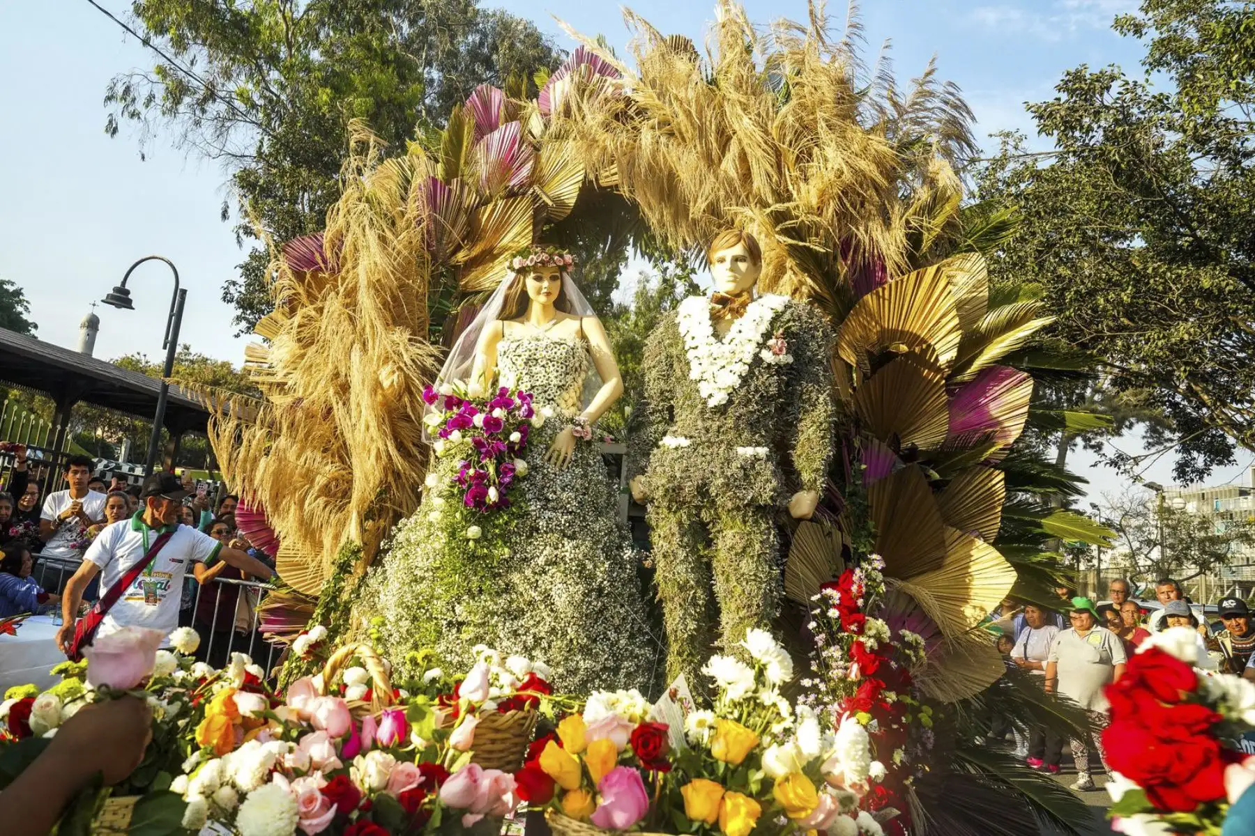 Con motivo del Día Nacional de las Flores 2025, el Midagri, junto con los principales actores de la cadena florícola, realizó el V Pasacalle Floral Nacional. La actividad busca impulsar la reactivación económica del sector agrario, especialmente de los pequeños productores de flores, promoviendo su producción y fortaleciendo su comercialización en todo el país. Foto: Midagri