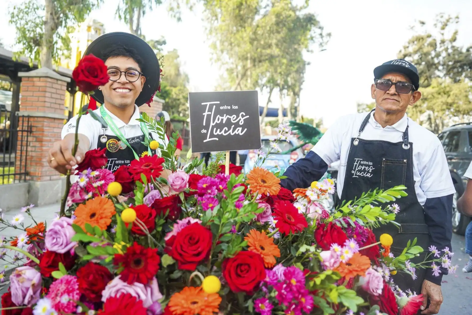 Con motivo del Día Nacional de las Flores 2025, el Midagri, junto con los principales actores de la cadena florícola, realizó el V Pasacalle Floral Nacional. La actividad busca impulsar la reactivación económica del sector agrario, especialmente de los pequeños productores de flores, promoviendo su producción y fortaleciendo su comercialización en todo el país. Foto: Midagri