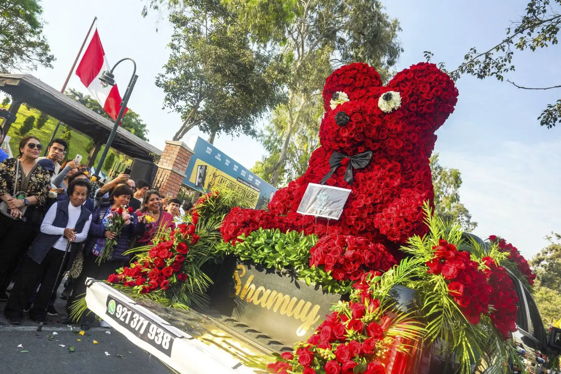 Con motivo del Día Nacional de las Flores 2025, el Midagri, junto con los principales actores de la cadena florícola, realizó el V Pasacalle Floral Nacional. La actividad busca impulsar la reactivación económica del sector agrario, especialmente de los pequeños productores de flores, promoviendo su producción y fortaleciendo su comercialización en todo el país. Foto: Midagri