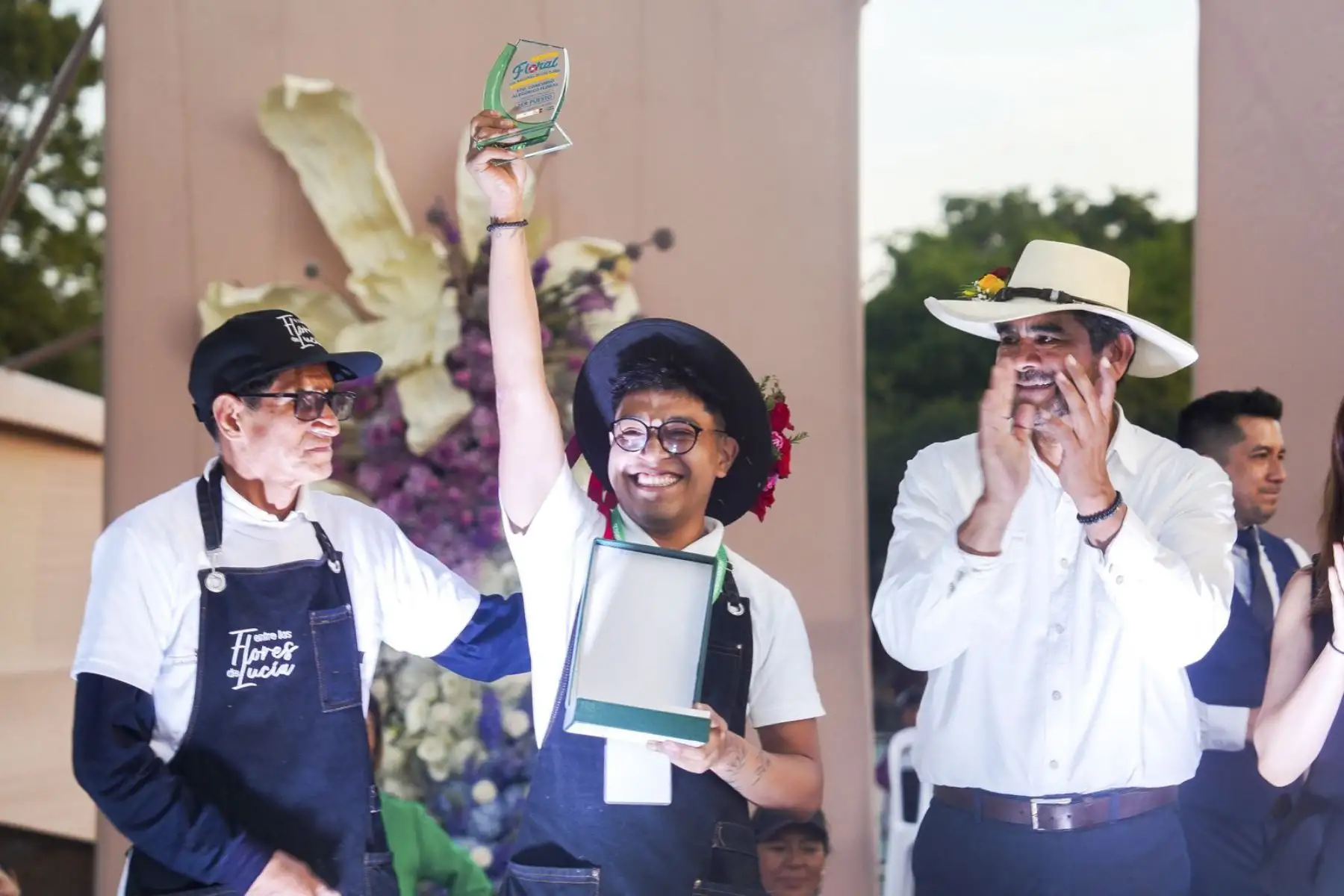Con motivo del Día Nacional de las Flores 2025, el Midagri, junto con los principales actores de la cadena florícola, realizó el V Pasacalle Floral Nacional. La actividad busca impulsar la reactivación económica del sector agrario, especialmente de los pequeños productores de flores, promoviendo su producción y fortaleciendo su comercialización en todo el país. Foto: Midagri