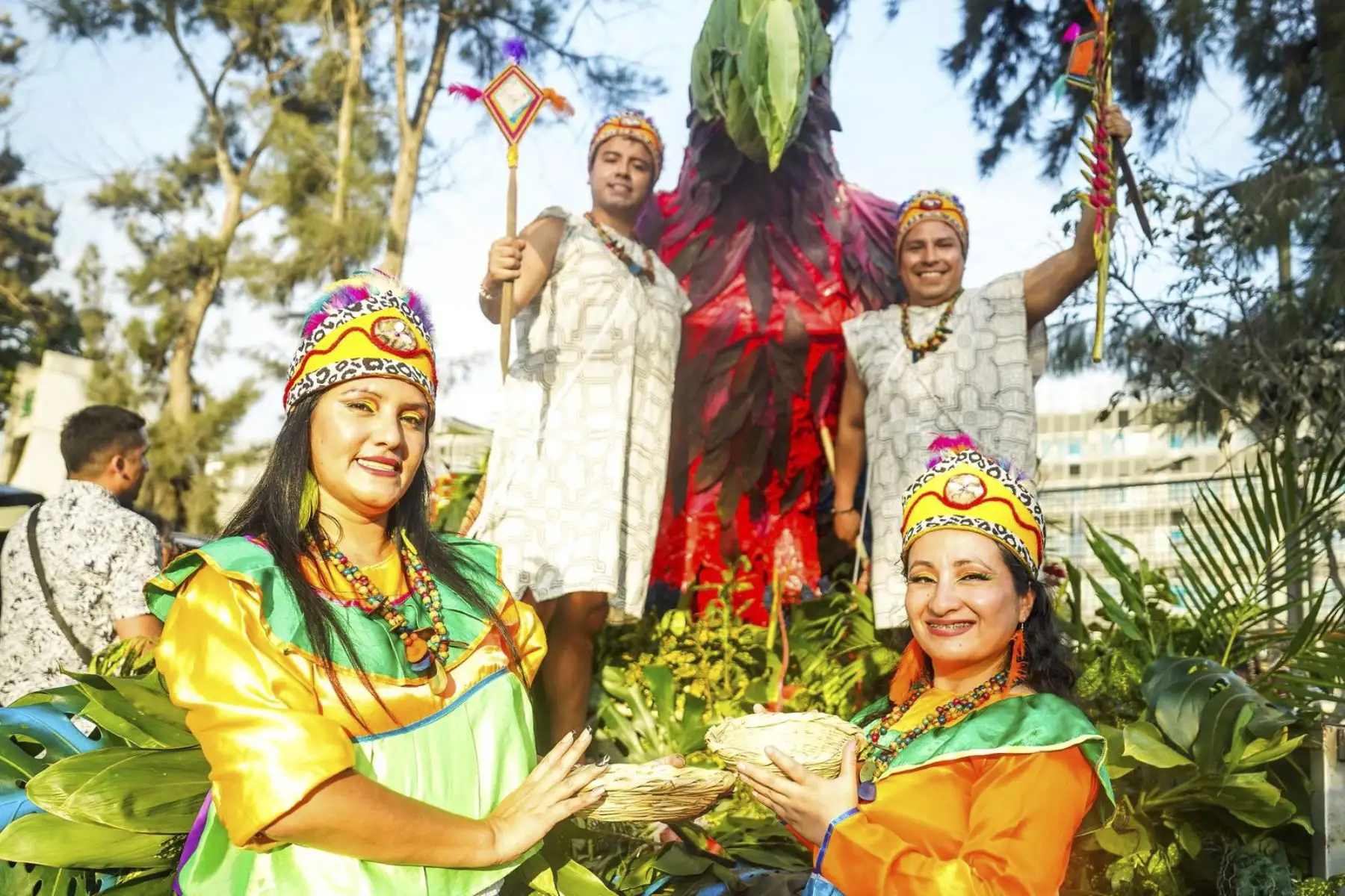 Con motivo del Día Nacional de las Flores 2025, el Midagri, junto con los principales actores de la cadena florícola, realizó el V Pasacalle Floral Nacional. La actividad busca impulsar la reactivación económica del sector agrario, especialmente de los pequeños productores de flores, promoviendo su producción y fortaleciendo su comercialización en todo el país. Foto: Midagri