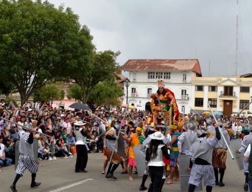 Cientos de cajamarquinos y turistas asistieron a la escenificación de la captura de Atahualpa por los conquistadores españoles. La obra se realizó en la plaza de Armas de Cajamarca. ANDINA/Difusión