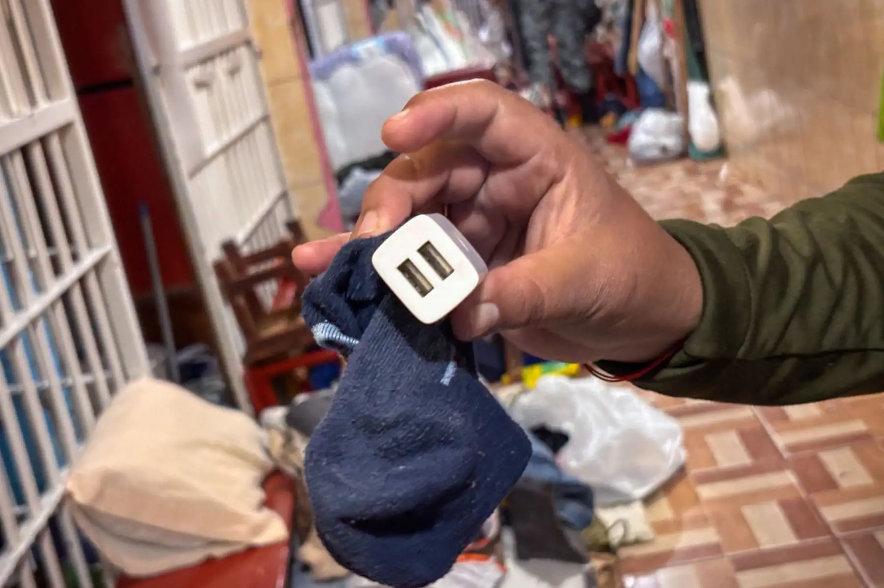 El operativo permitió hallar USB, llave de grillete y S/1,500 en poder de internos del penal Sarita Colonia. Foto: INPE