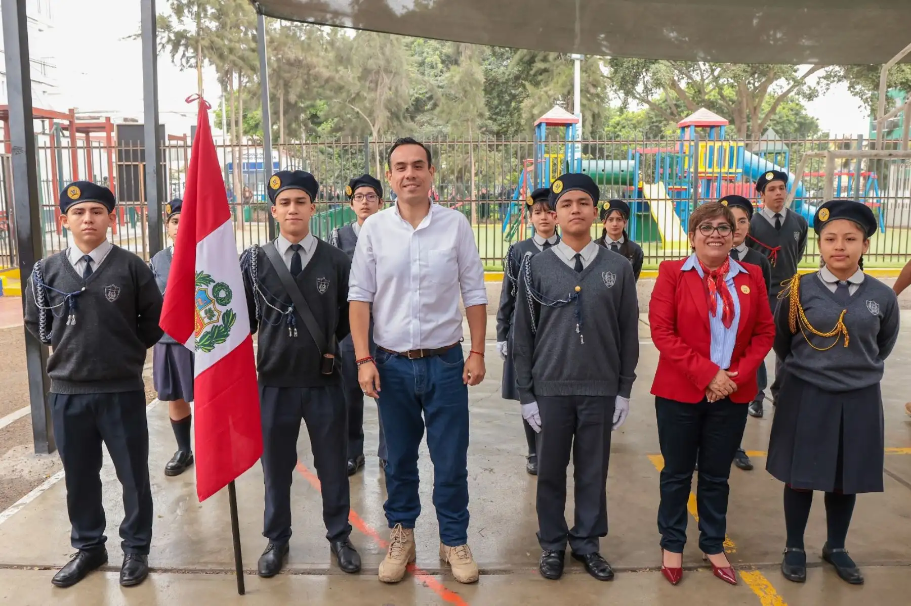 El presidente José Jerí participa en la ceremonia de izamiento del Pabellón Nacional en la Institución Educativa Parroquial San Antonio de Padua, en el distrito de Jesús María, donde cursó sus estudios primarios y secundarios. Foto: ANDINA/Prensa Presidencia