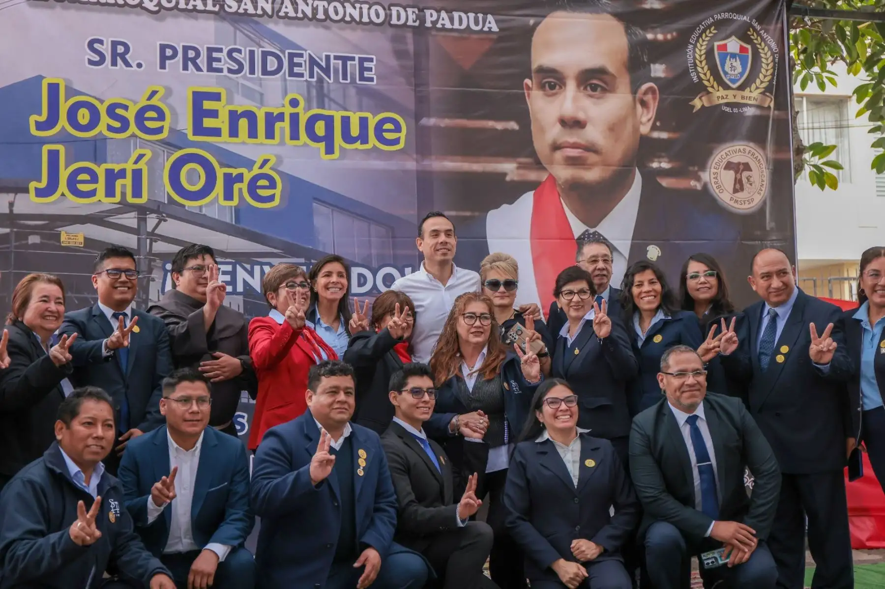 El presidente José Jerí participa en la ceremonia de izamiento del Pabellón Nacional en la Institución Educativa Parroquial San Antonio de Padua, en el distrito de Jesús María, donde cursó sus estudios primarios y secundarios. Foto: ANDINA/Prensa Presidencia