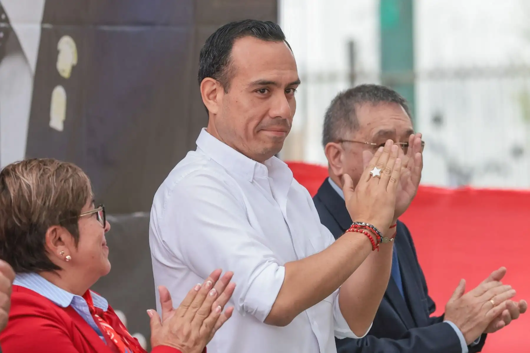 El presidente José Jerí participa en la ceremonia de izamiento del Pabellón Nacional en la Institución Educativa Parroquial San Antonio de Padua, en el distrito de Jesús María, donde cursó sus estudios primarios y secundarios. Foto: ANDINA/Prensa Presidencia