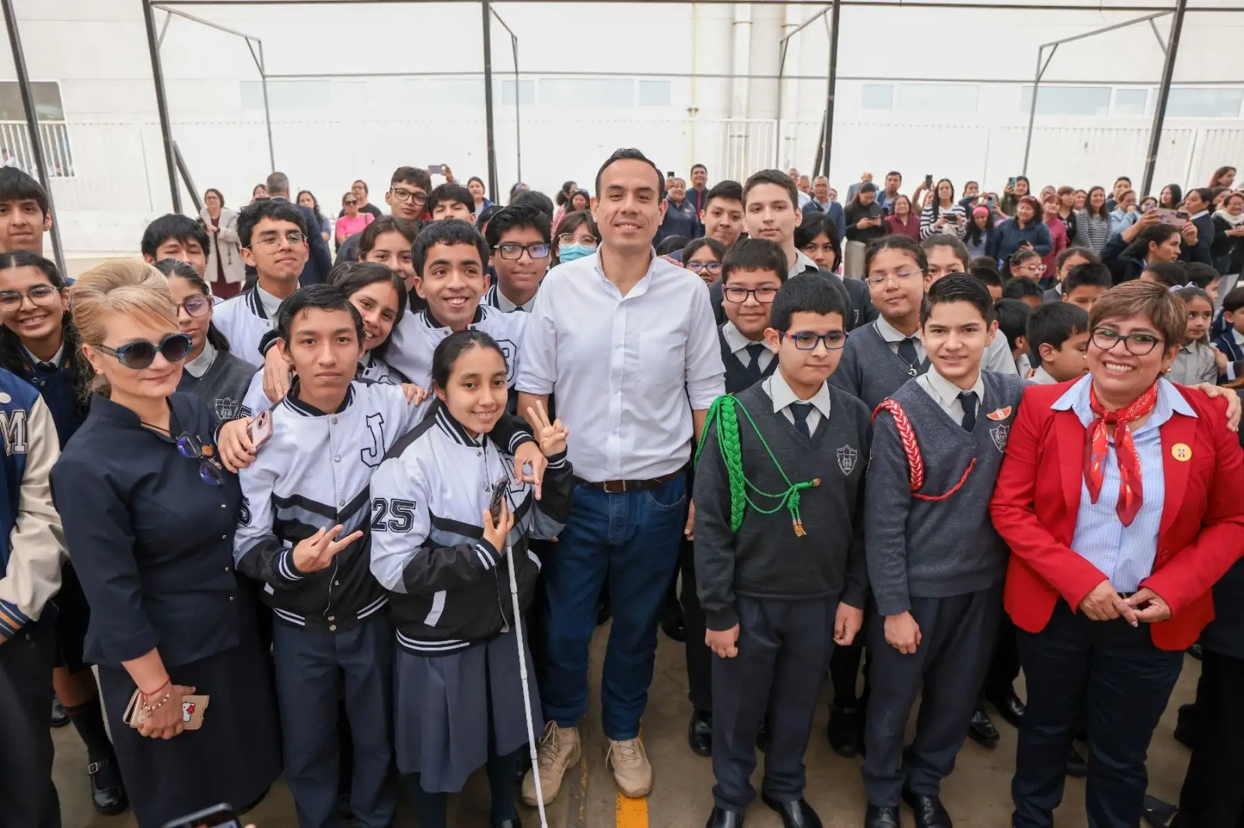 El presidente José Jerí participa en la ceremonia de izamiento del Pabellón Nacional en la Institución Educativa Parroquial San Antonio de Padua, en el distrito de Jesús María, donde cursó sus estudios primarios y secundarios. Foto: ANDINA/Prensa Presidencia