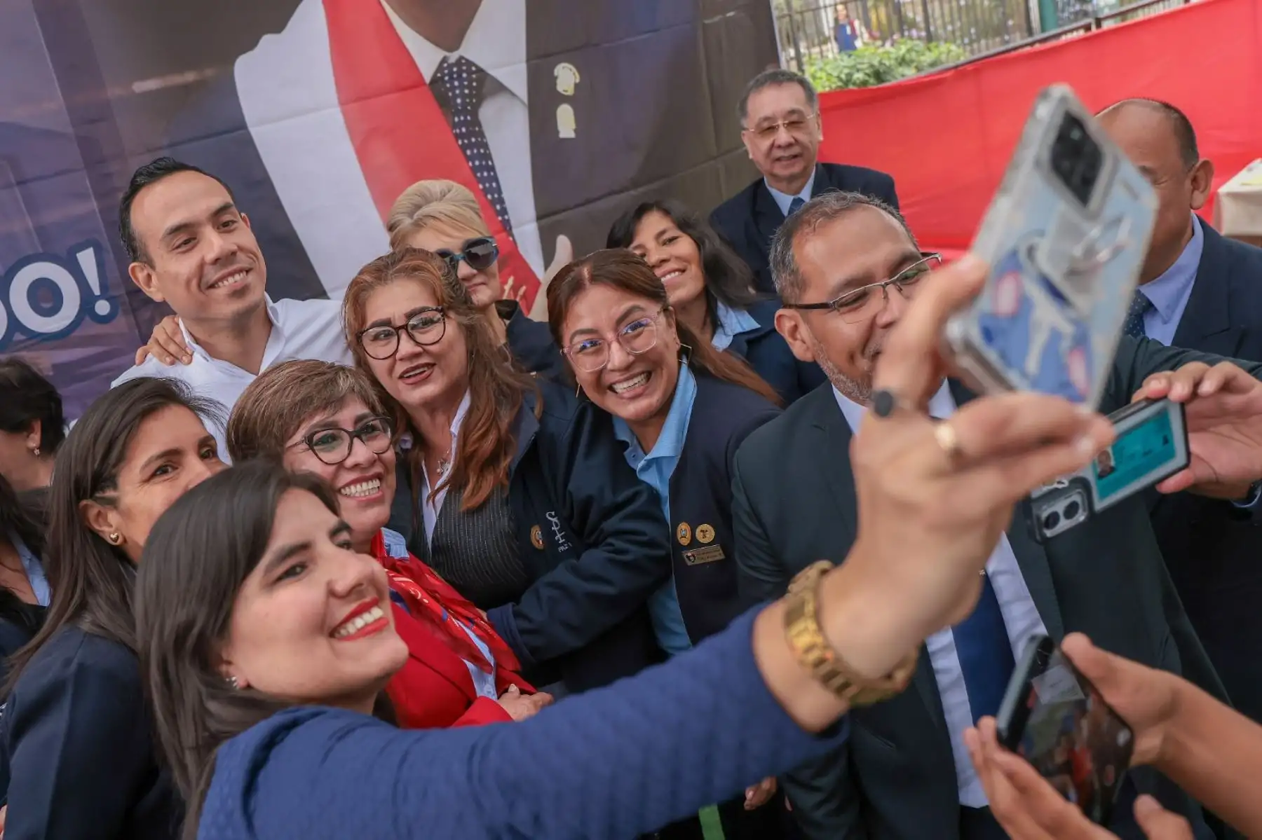 El presidente José Jerí participa en la ceremonia de izamiento del Pabellón Nacional en la Institución Educativa Parroquial San Antonio de Padua, en el distrito de Jesús María, donde cursó sus estudios primarios y secundarios. Foto: ANDINA/Prensa Presidencia