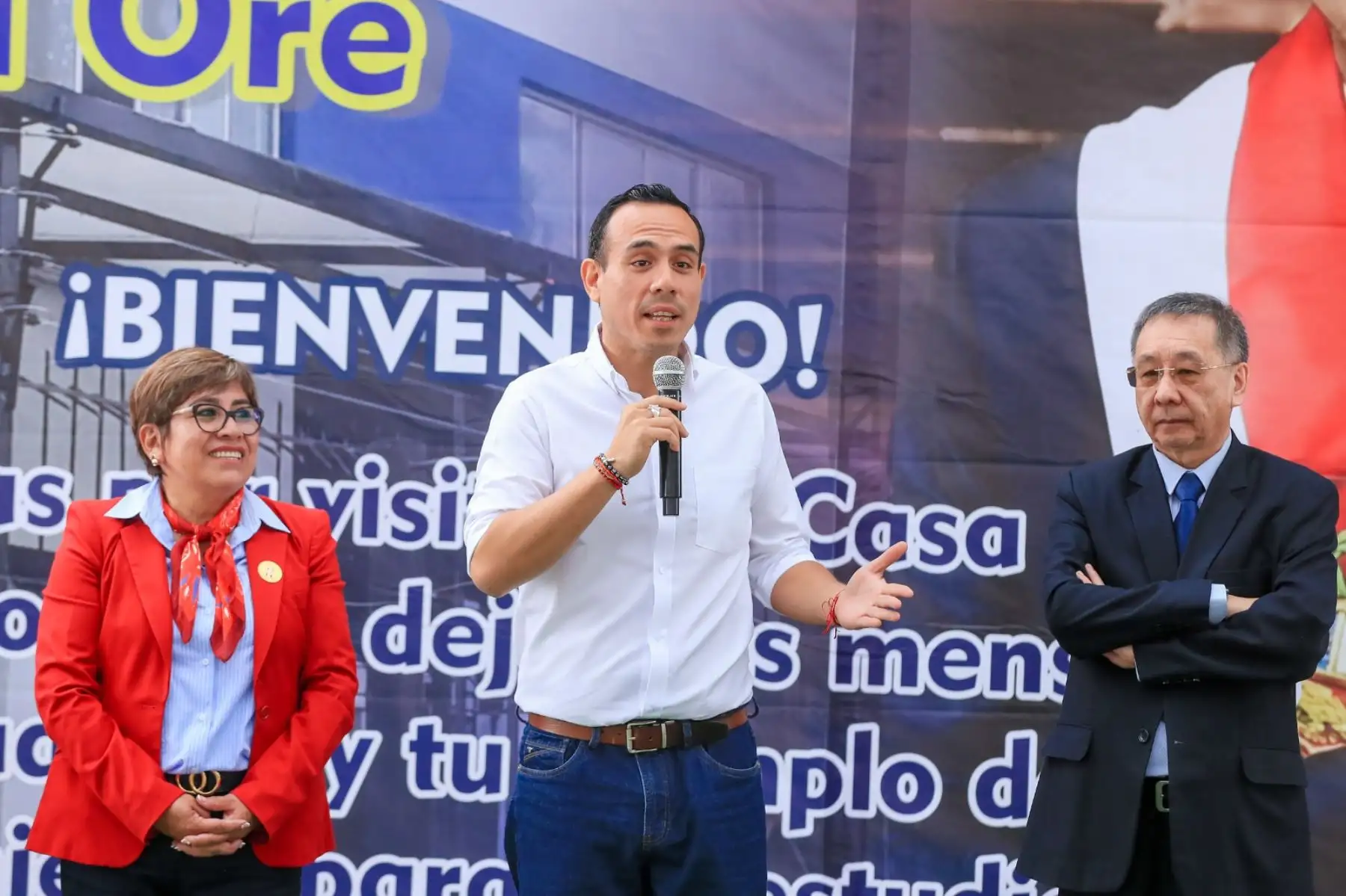 El presidente José Jerí participa en la ceremonia de izamiento del Pabellón Nacional en la Institución Educativa Parroquial San Antonio de Padua, en el distrito de Jesús María, donde cursó sus estudios primarios y secundarios. Foto: ANDINA/Prensa Presidencia