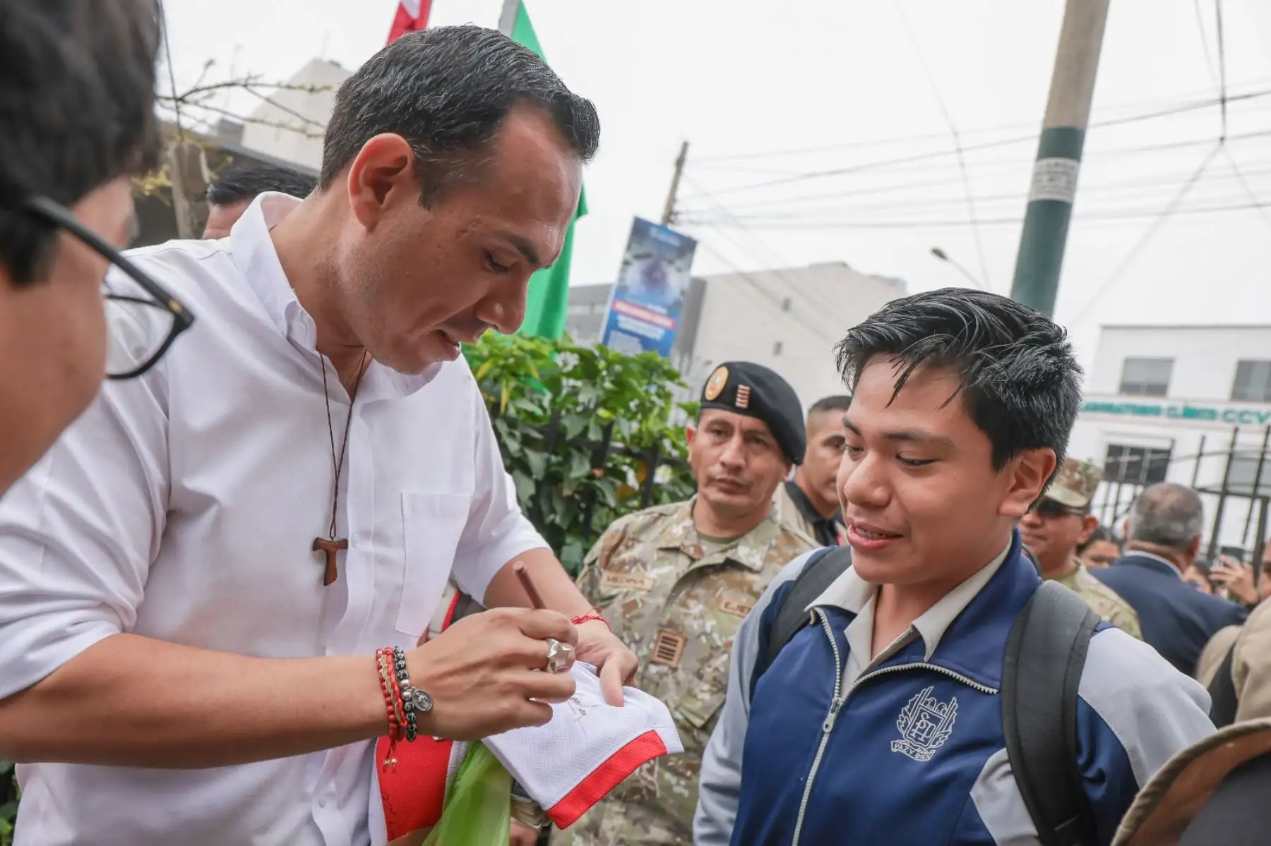 El presidente José Jerí participa en la ceremonia de izamiento del Pabellón Nacional en la Institución Educativa Parroquial San Antonio de Padua, en el distrito de Jesús María, donde cursó sus estudios primarios y secundarios. Foto: ANDINA/Prensa Presidencia
