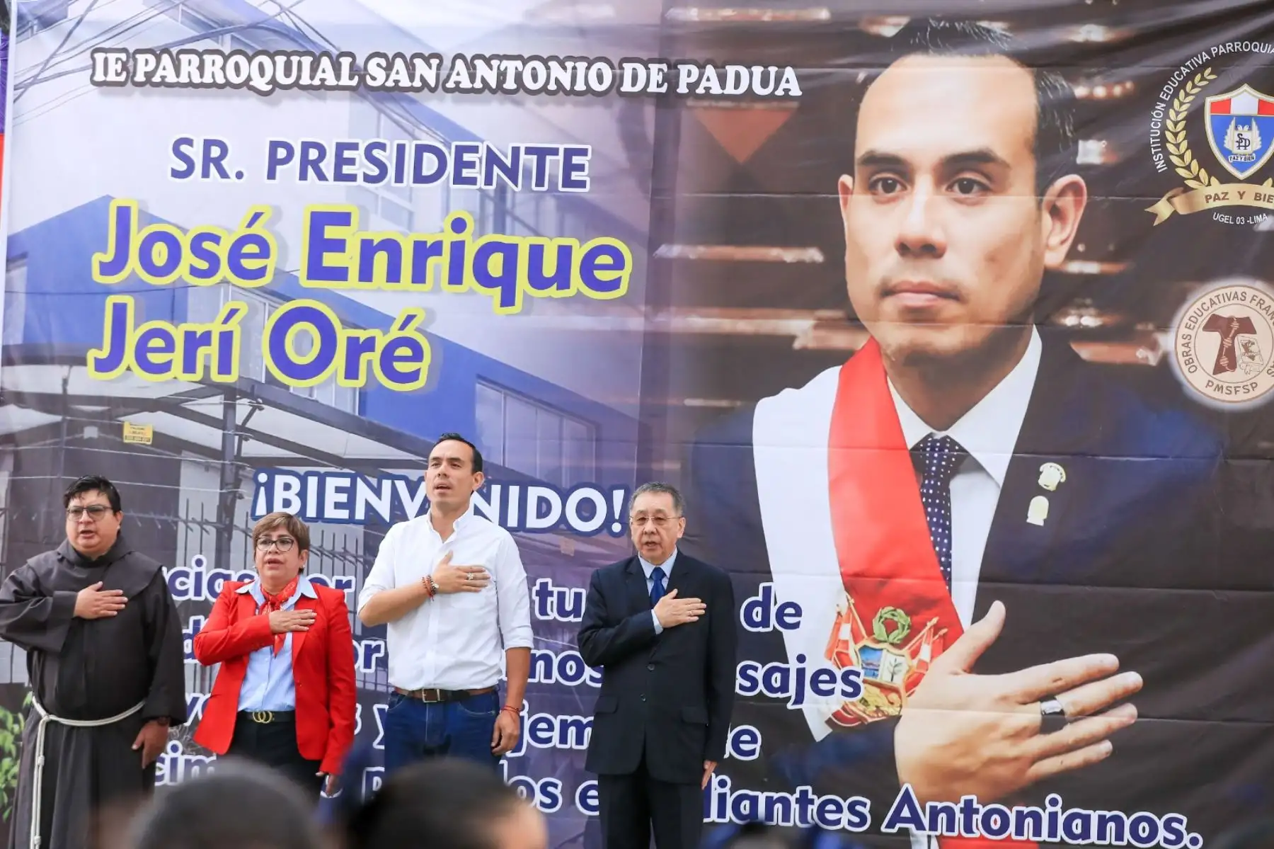El presidente José Jerí participa en la ceremonia de izamiento del Pabellón Nacional en la Institución Educativa Parroquial San Antonio de Padua, en el distrito de Jesús María, donde cursó sus estudios primarios y secundarios. Foto: ANDINA/Prensa Presidencia