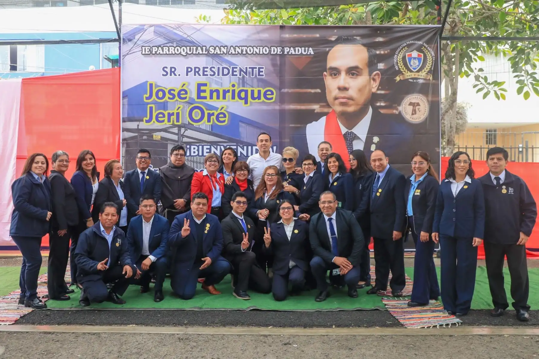 El presidente José Jerí participa en la ceremonia de izamiento del Pabellón Nacional en la Institución Educativa Parroquial San Antonio de Padua, en el distrito de Jesús María, donde cursó sus estudios primarios y secundarios. Foto: ANDINA/Prensa Presidencia