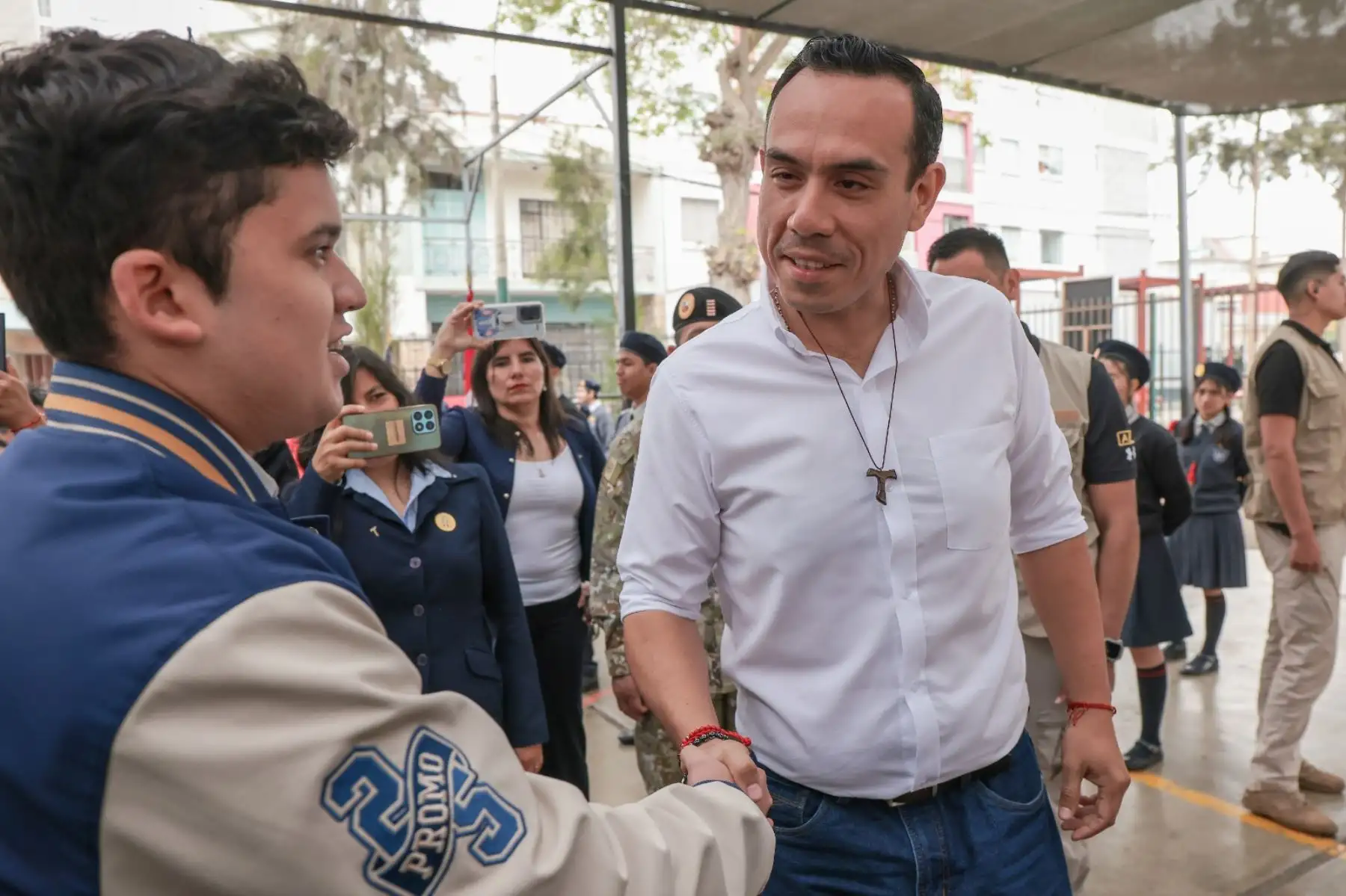 El presidente José Jerí participa en la ceremonia de izamiento del Pabellón Nacional en la Institución Educativa Parroquial San Antonio de Padua, en el distrito de Jesús María, donde cursó sus estudios primarios y secundarios. Foto: ANDINA/Prensa Presidencia